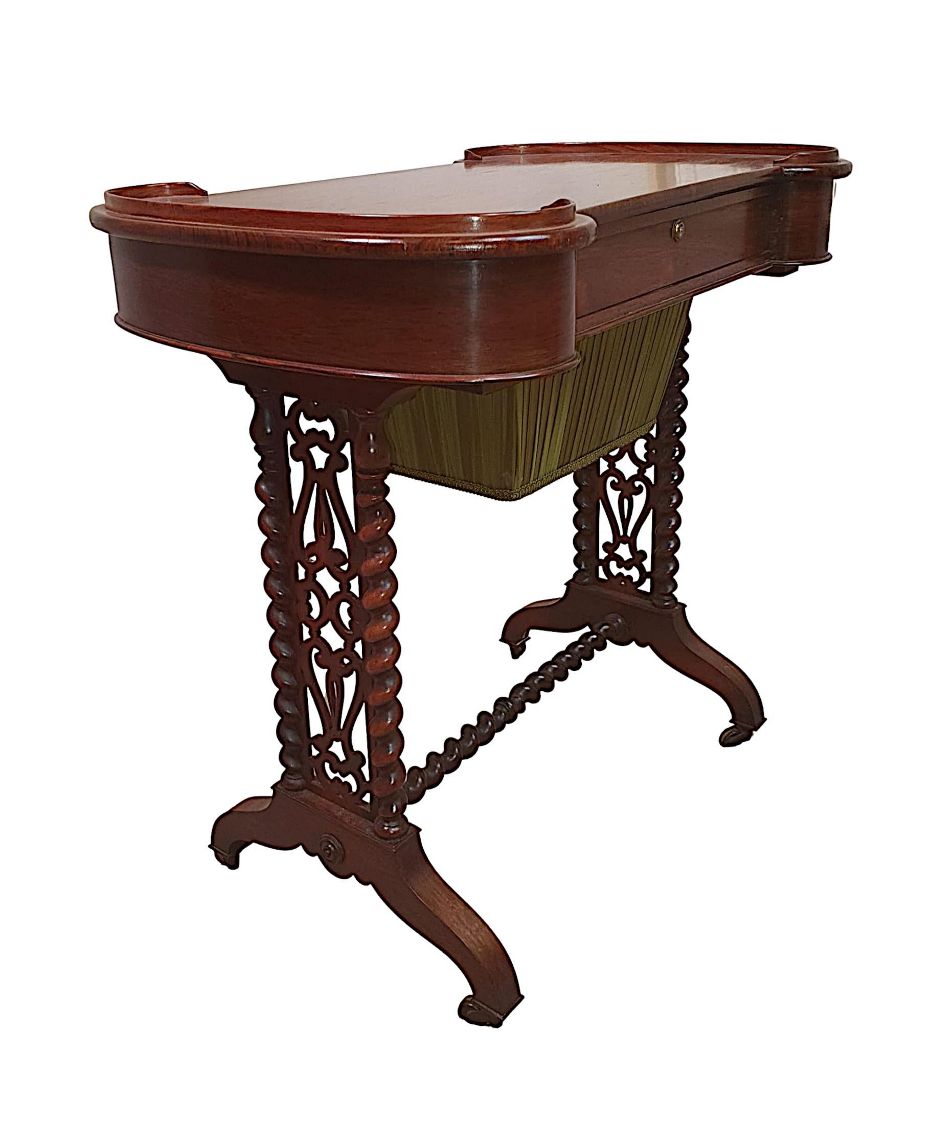 Magnifique table de travail ou d'appoint en bois fruitier du XIXe siècle. Le plateau mouluré et façonné avec un rail à galeries est surélevé au-dessus d'une frise avec un seul tiroir s'ouvrant pour révéler un intérieur doublé et aménagé. Le sac de