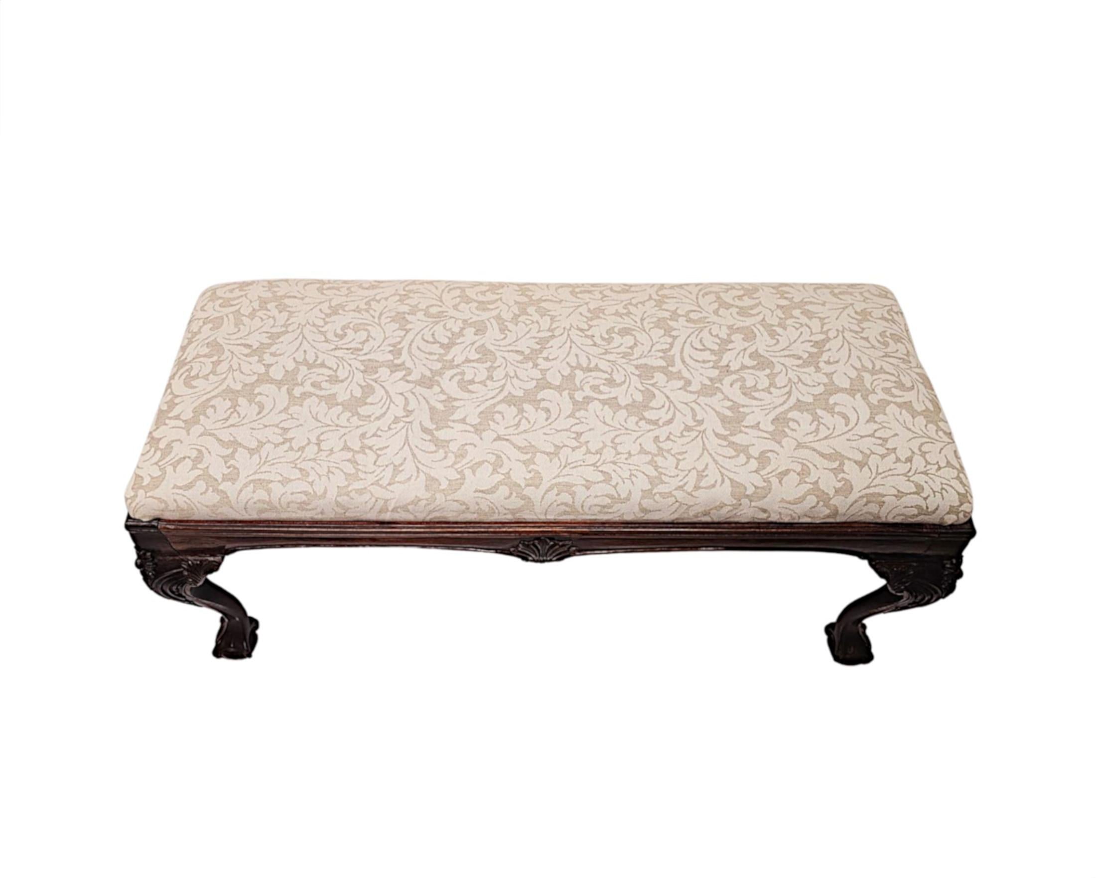 Wunderschöner langer Hocker des 20. Jahrhunderts mit Kugel- und Krallendetails (Englisch) im Angebot