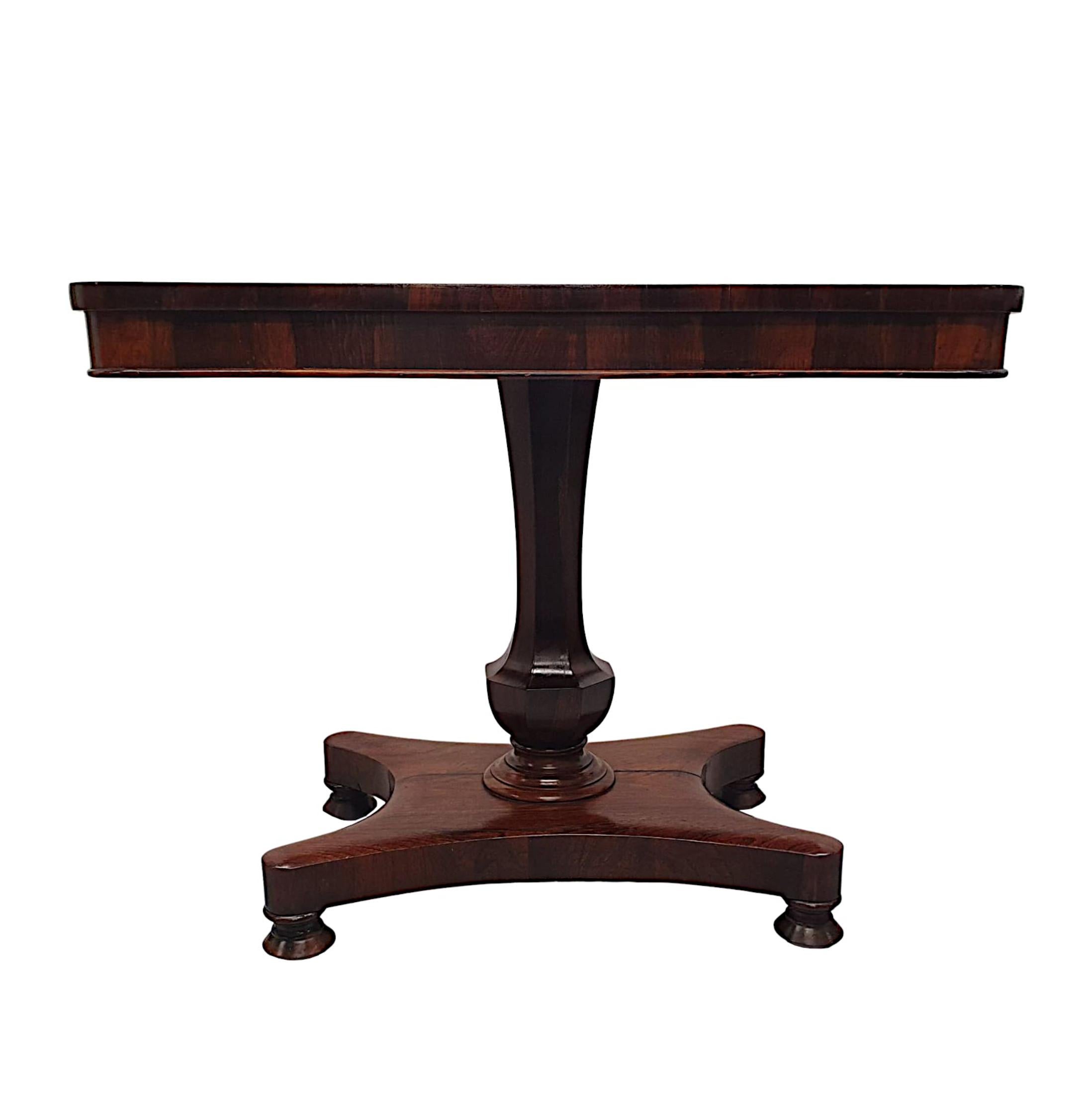 Une superbe lampe, table d'appoint ou table centrale en bois fruitier du début du 19ème siècle, de qualité exceptionnelle, finement sculptée à la main et avec une patine et un grain d'une richesse sublime.  Le plateau moulé de forme rectangulaire