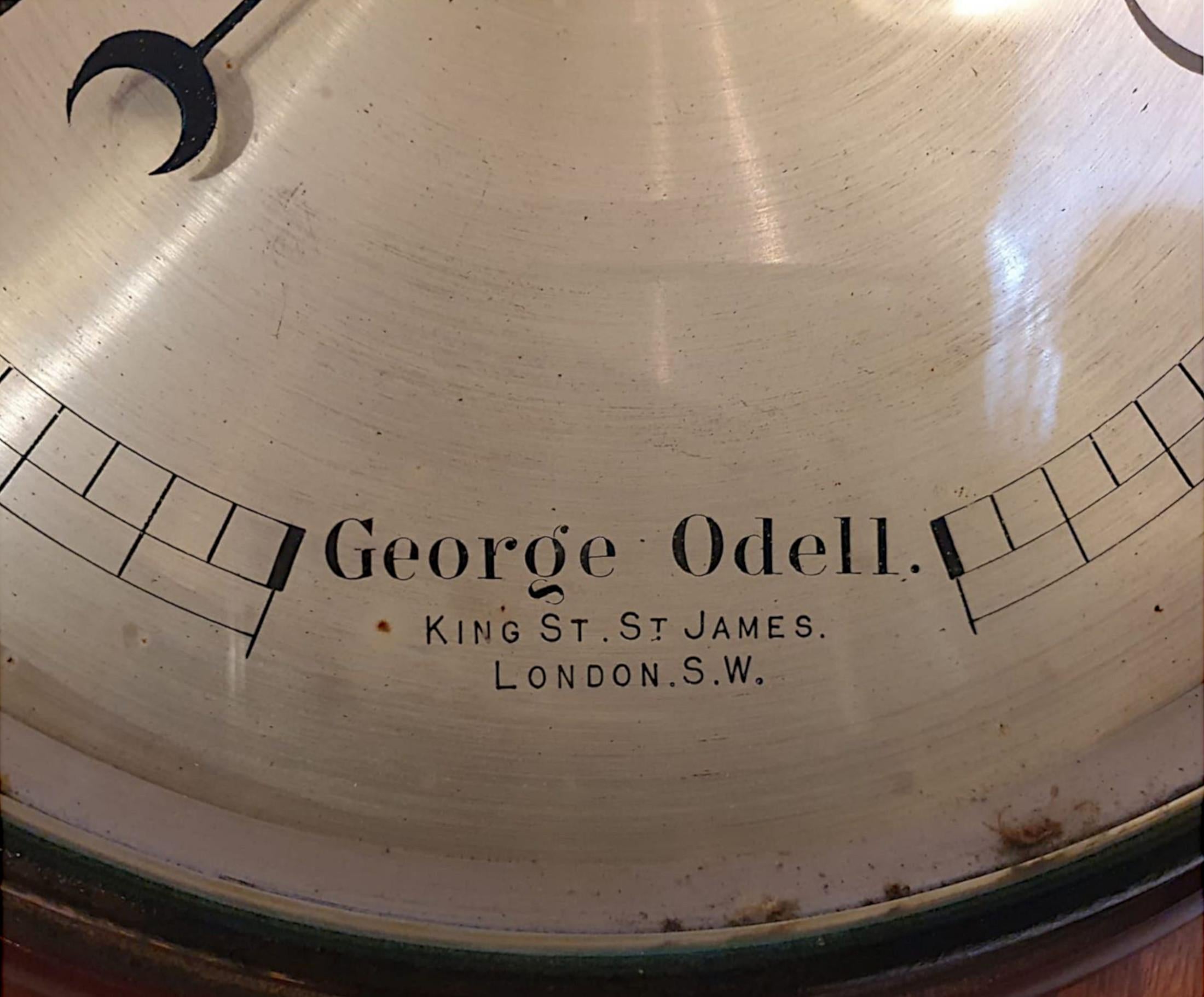 Un magnifique baromètre édouardien en acajou incrusté de qualité par George Odell, avec de magnifiques détails de marqueterie de motifs d'éventail et de coquillages.