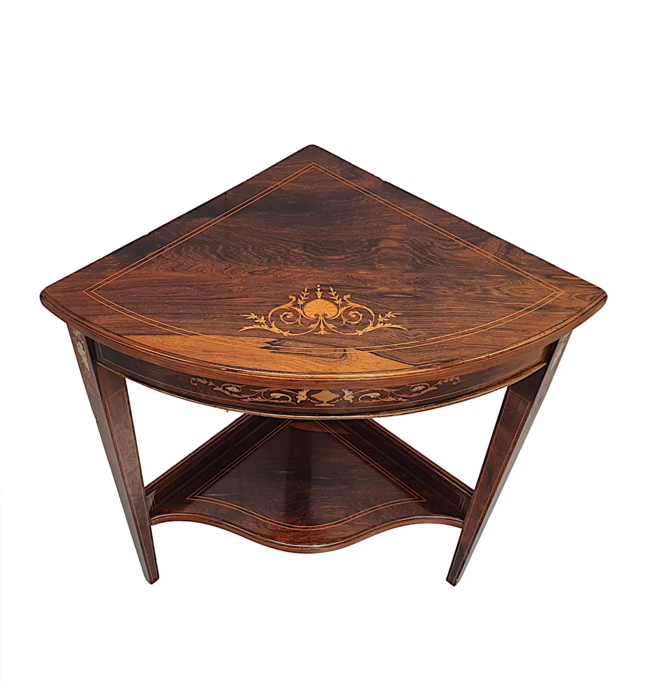 Magnifique table d'angle en bois fruitier de l'époque édouardienne, d'une qualité fabuleuse, finement sculptée, richement patinée et incrustée au trait d'exquis motifs de marqueterie néoclassique sur l'ensemble du plateau.  Le plateau en marqueterie
