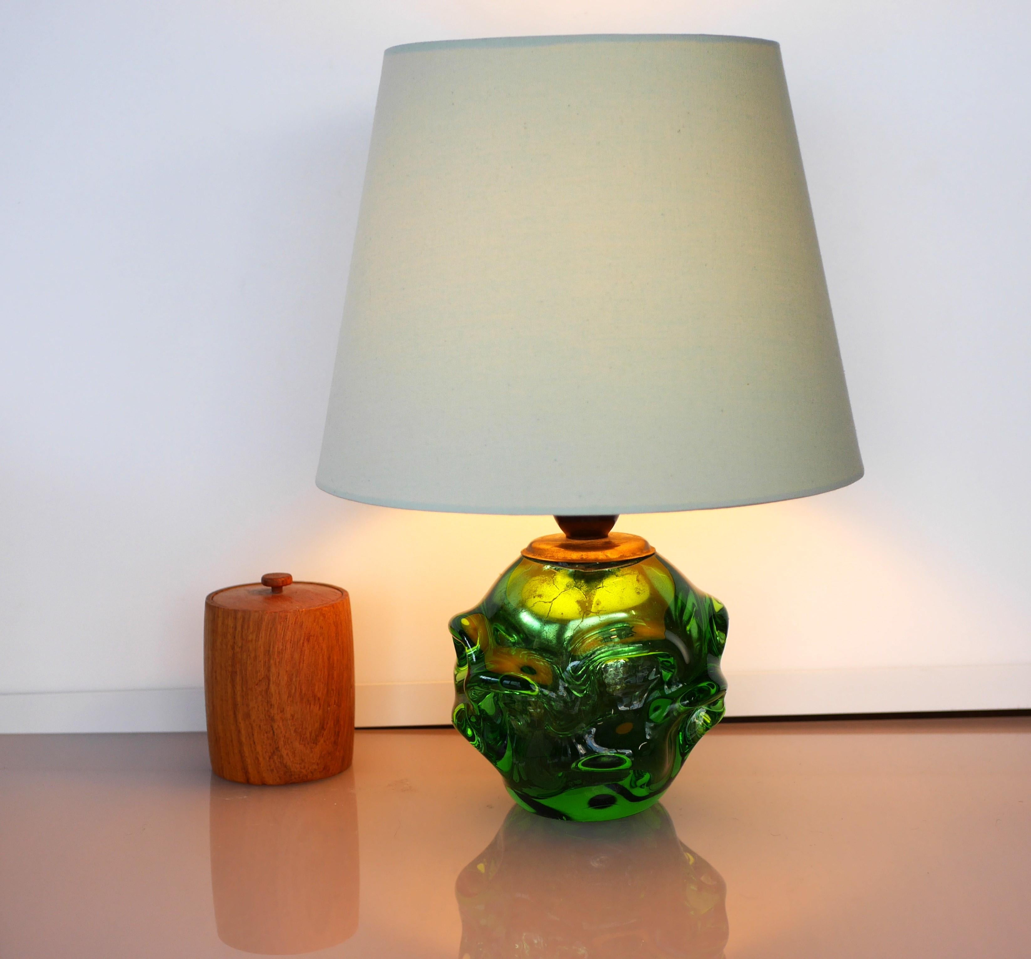 A gorgeous mid-century modern crystal lamp in a fantastic emerald green color, made by the talented Börne Augustsson for Åseda, Sweden during the 60s. The shape is very biomorphic yet it is the color that really makes this lamp so fantastic. This