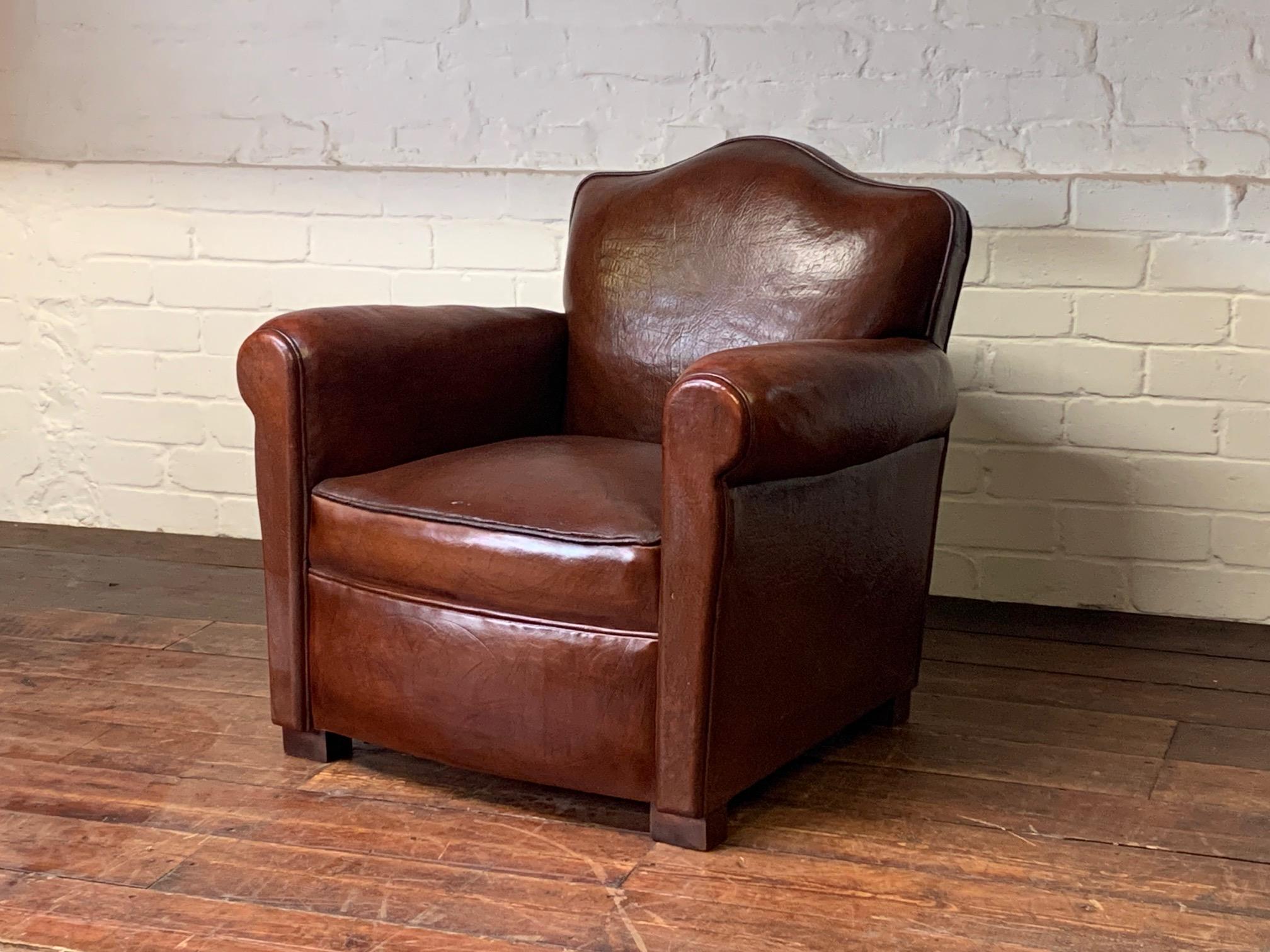 Fabuleux fauteuil club en cuir français, modèle Chapeau de Gendarme, vers les années 1950

Il s'agit d'un superbe fauteuil club en cuir français, compact et original. Le beau cuir épais pleine fleur est en parfait état d'origine. La couleur est