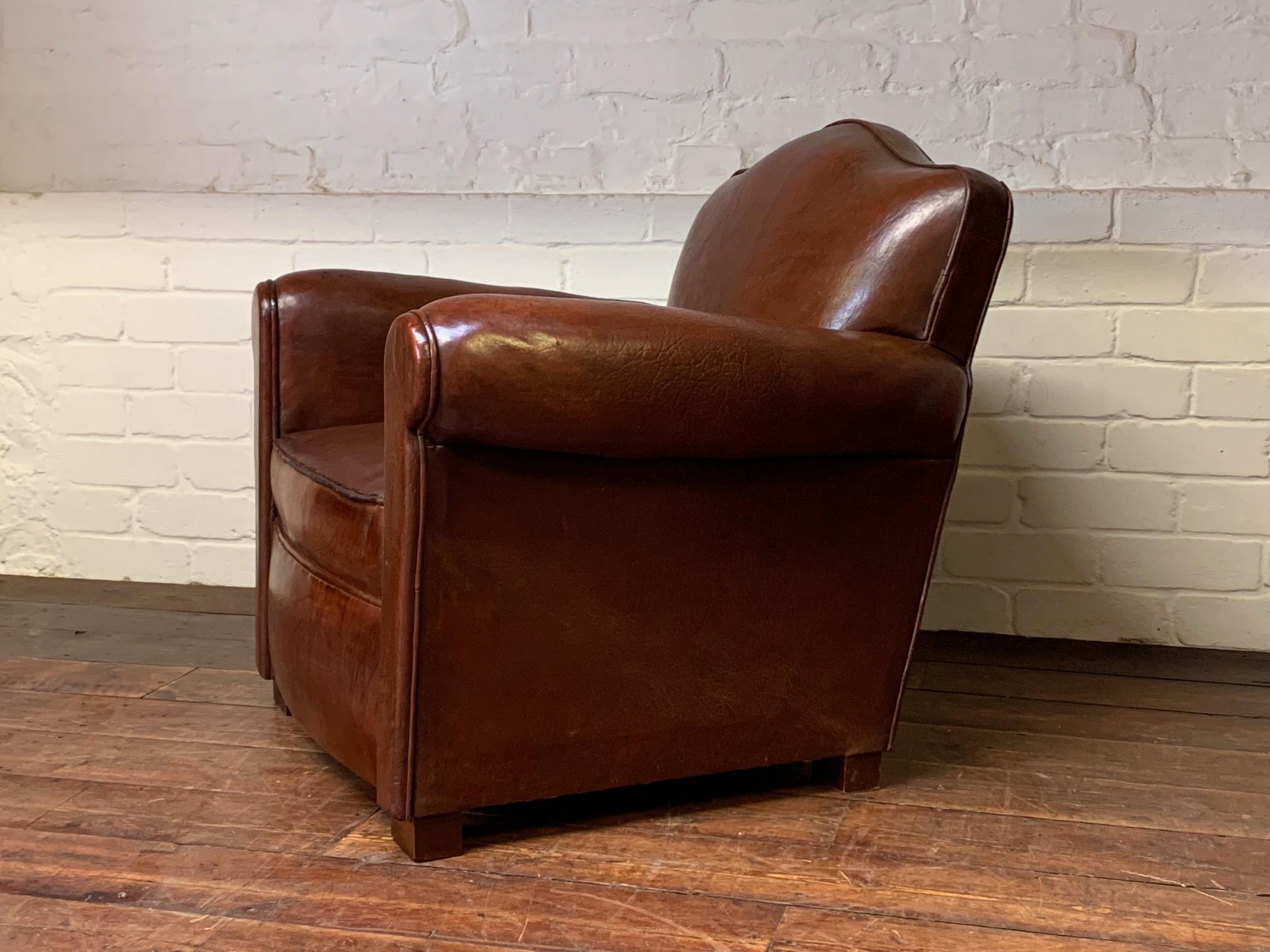 Art déco Magnifique fauteuil club en cuir français, modèle Chapeau de Gendarme Circa 1950's en vente