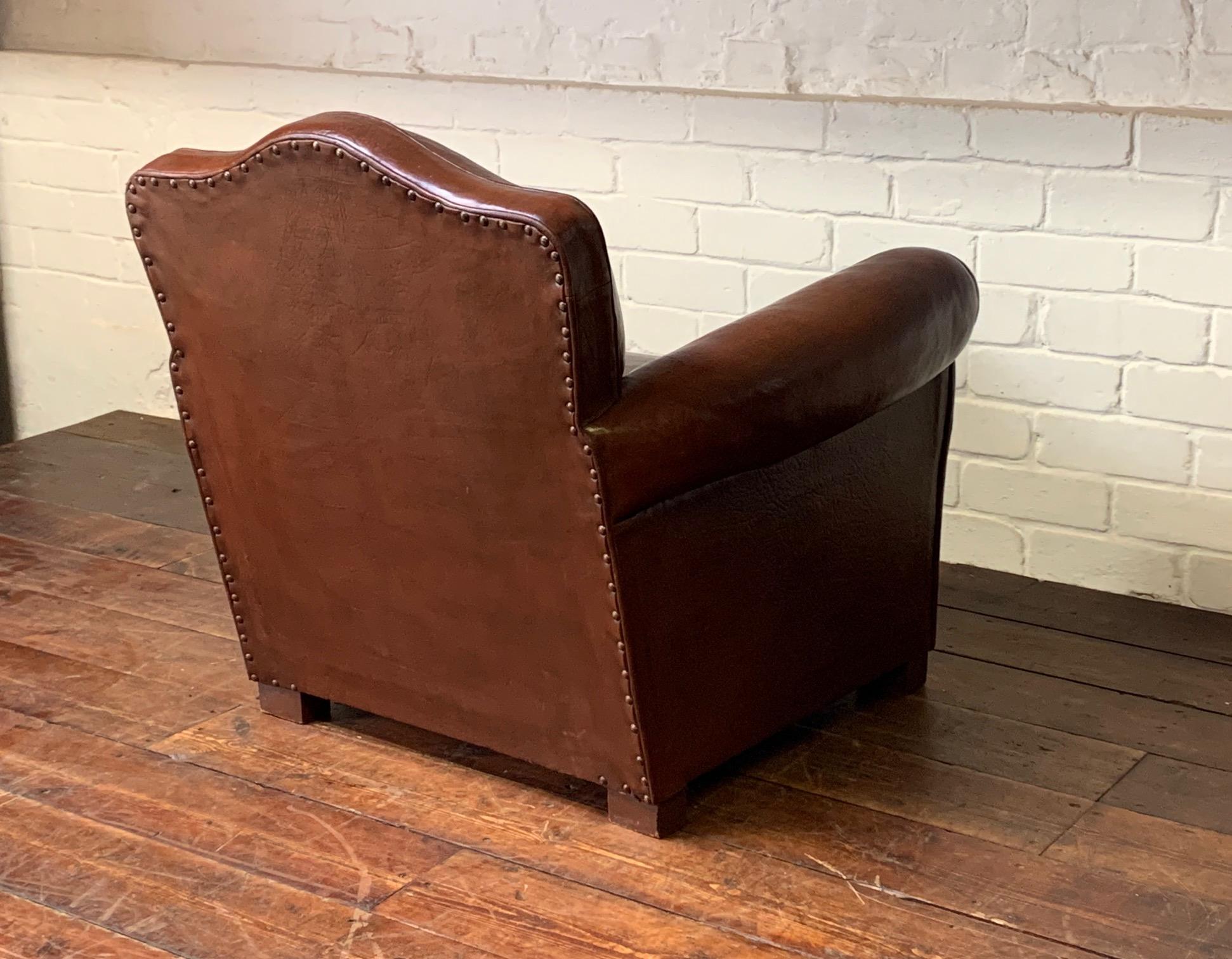 Français Magnifique fauteuil club en cuir fran�çais, modèle Chapeau de Gendarme Circa 1950's en vente