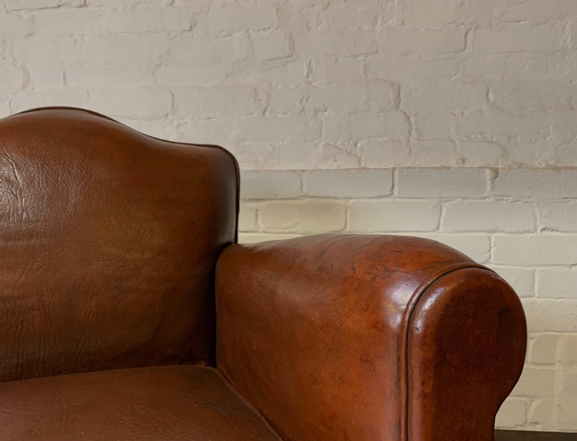 Magnifique fauteuil club en cuir français, modèle Chapeau de Gendarme Circa 1950's Bon état - En vente à Hastings, GB