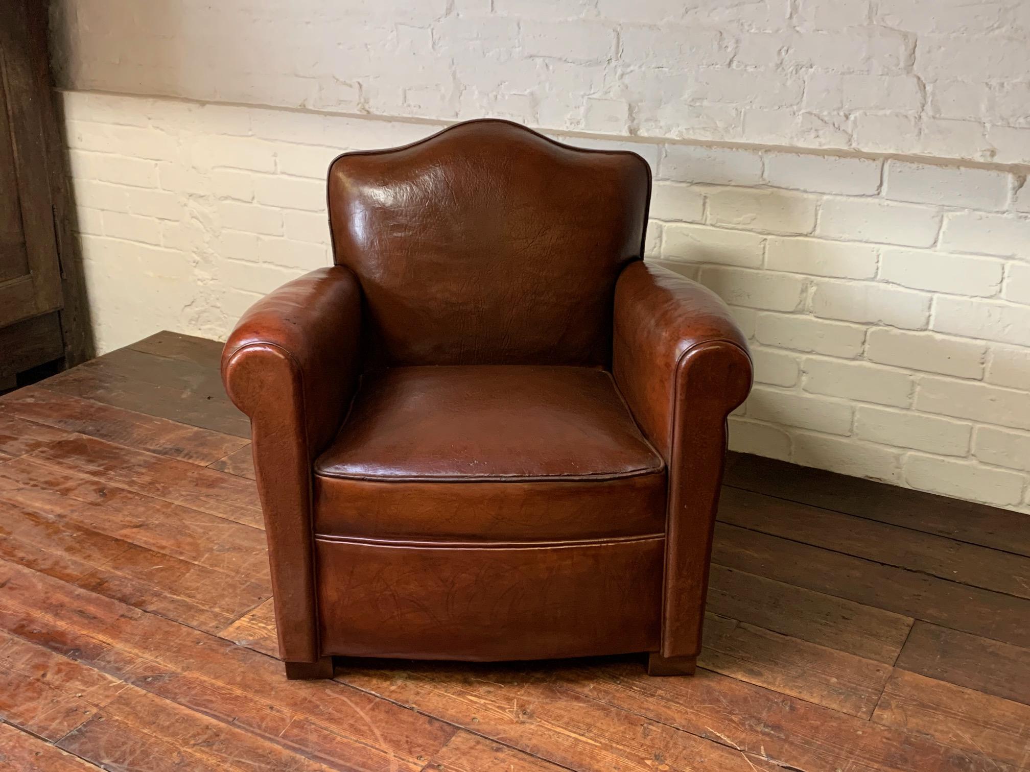 20ième siècle Magnifique fauteuil club en cuir français, modèle Chapeau de Gendarme Circa 1950's en vente
