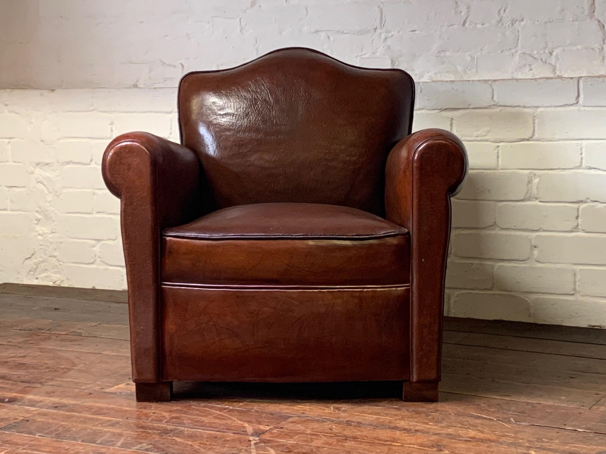 Cuir Magnifique fauteuil club en cuir français, modèle Chapeau de Gendarme Circa 1950's en vente