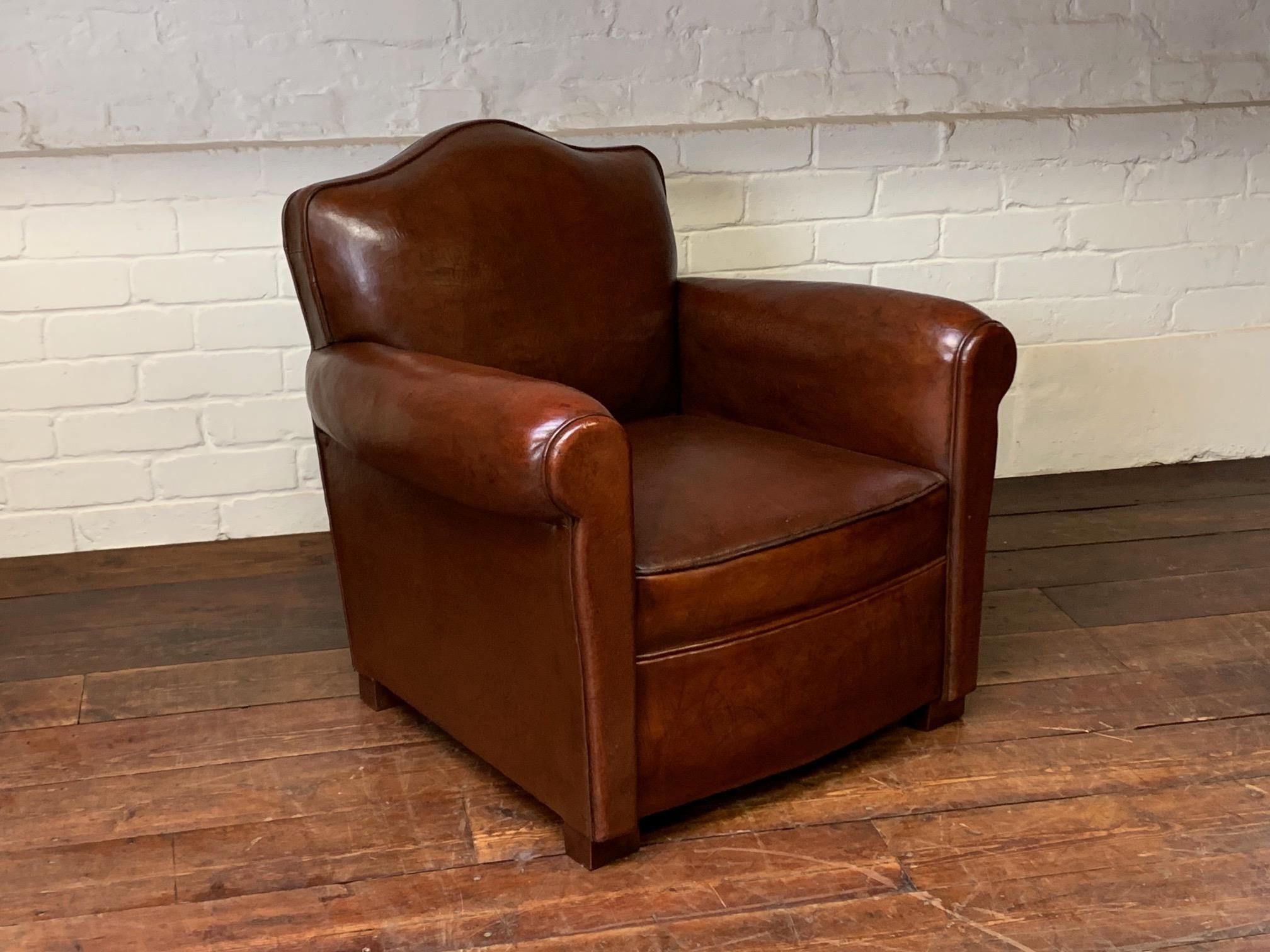 Magnifique fauteuil club en cuir français, modèle Chapeau de Gendarme Circa 1950's en vente 2