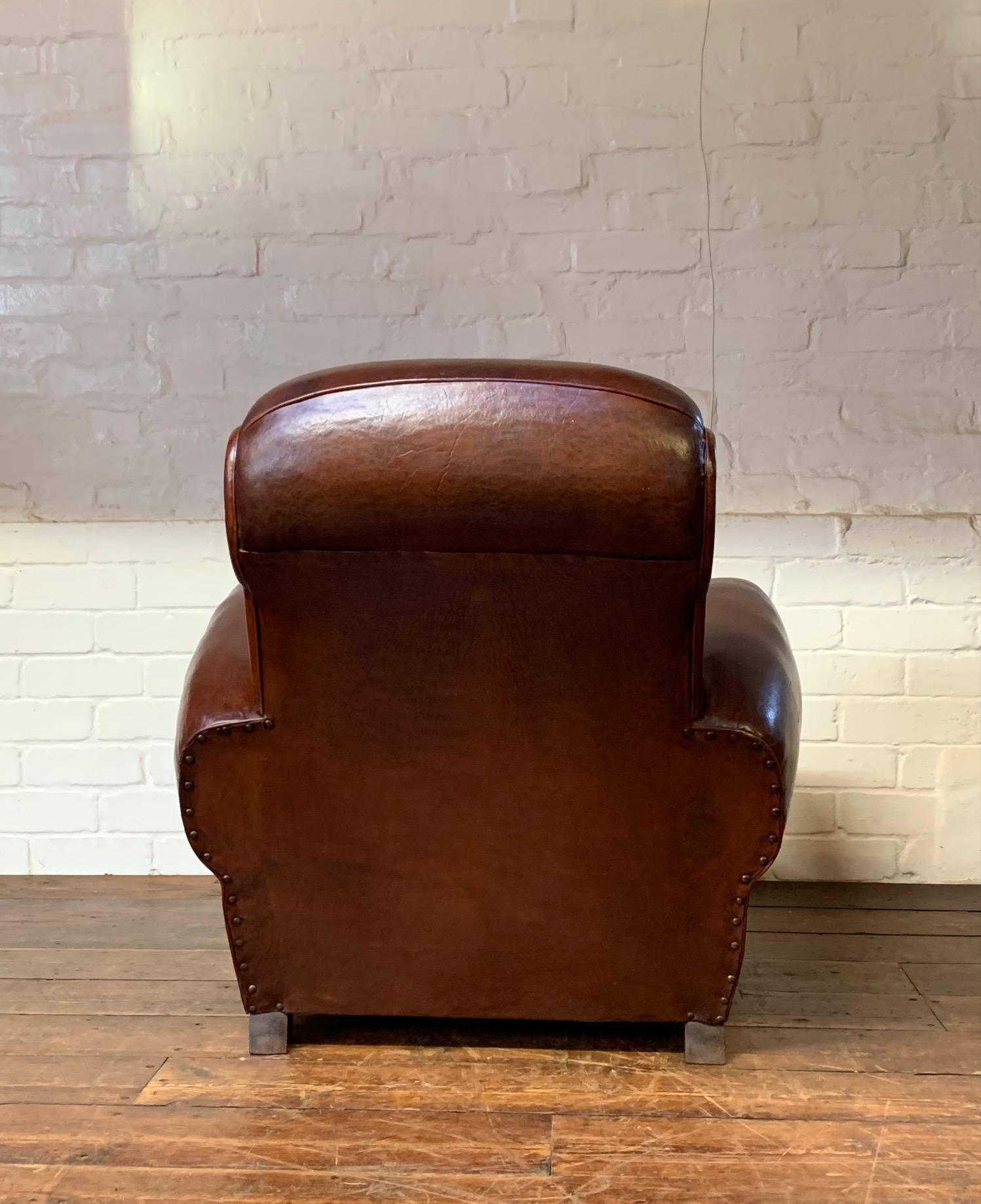 Magnifique fauteuil club en cuir français, modèle Gang-box en havane profond, circa 1940's en vente 3