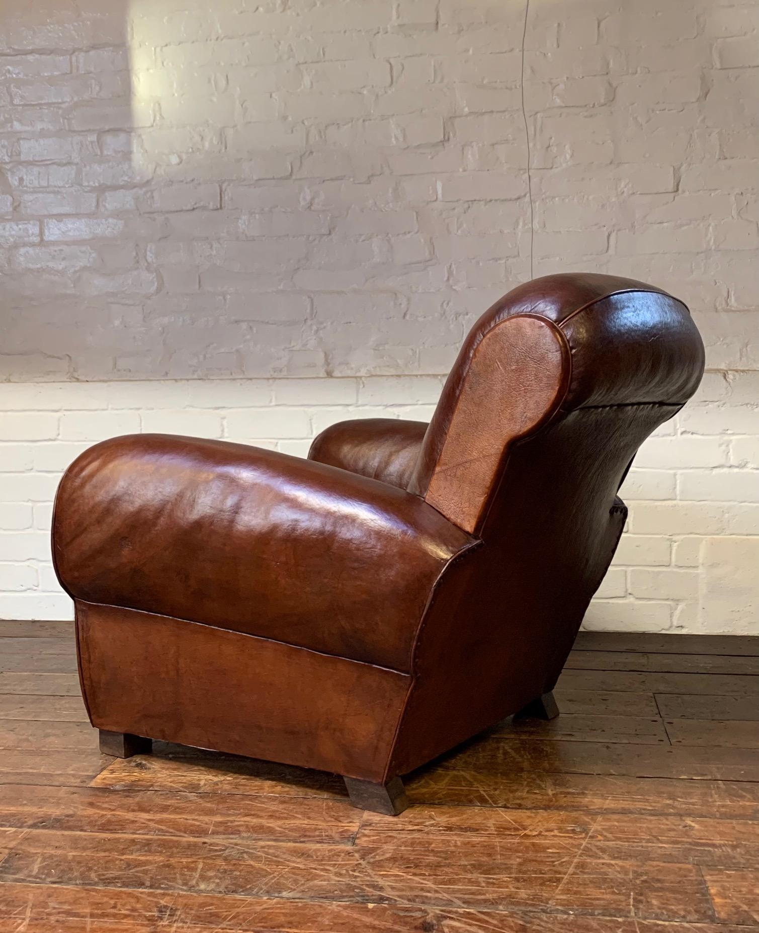 Magnifique fauteuil club en cuir français, modèle Gang-box en havane profond, circa 1940's en vente 4