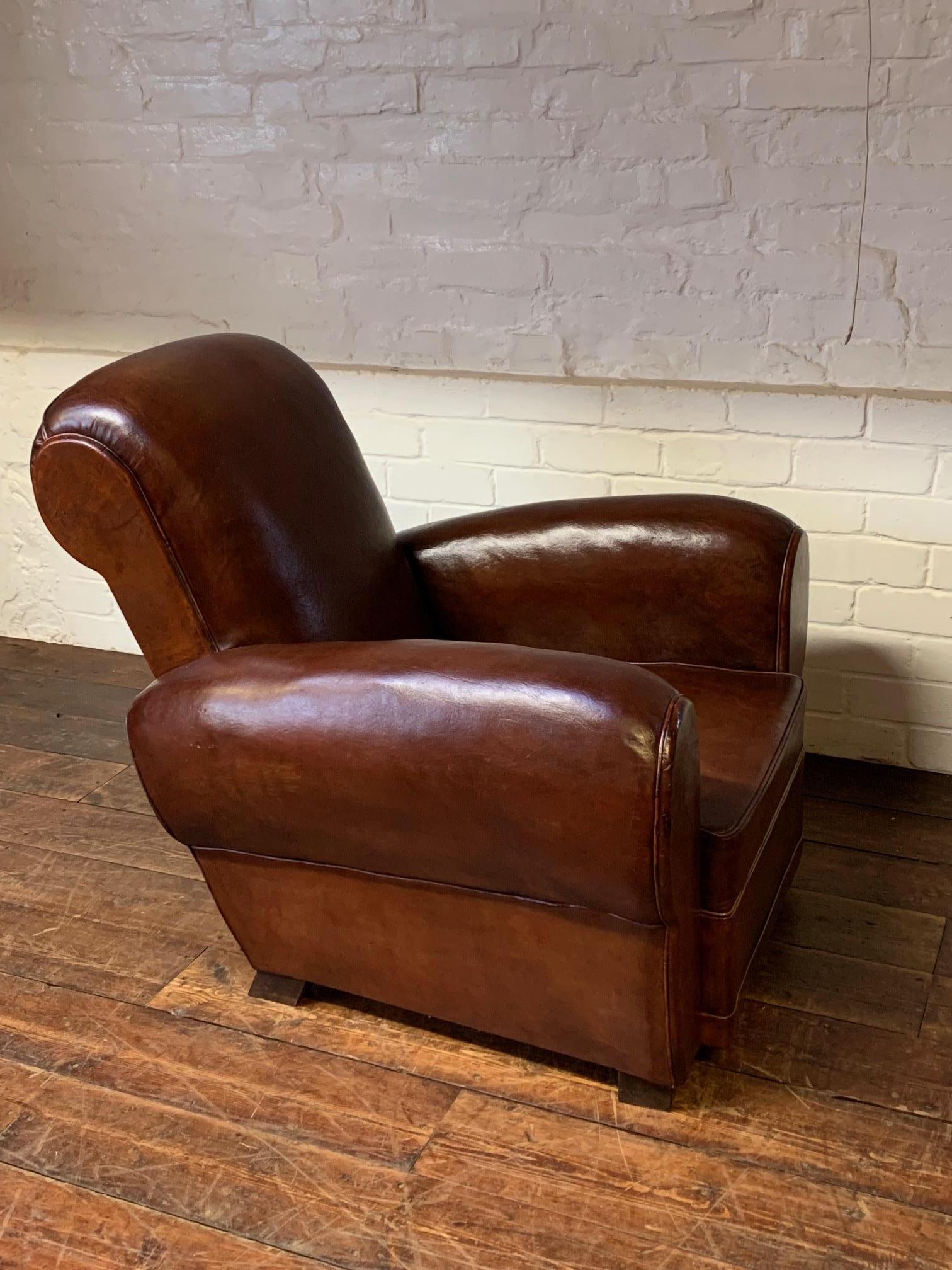 Magnifique fauteuil club en cuir français, modèle Gang-box en havane profond, circa 1940's en vente 5