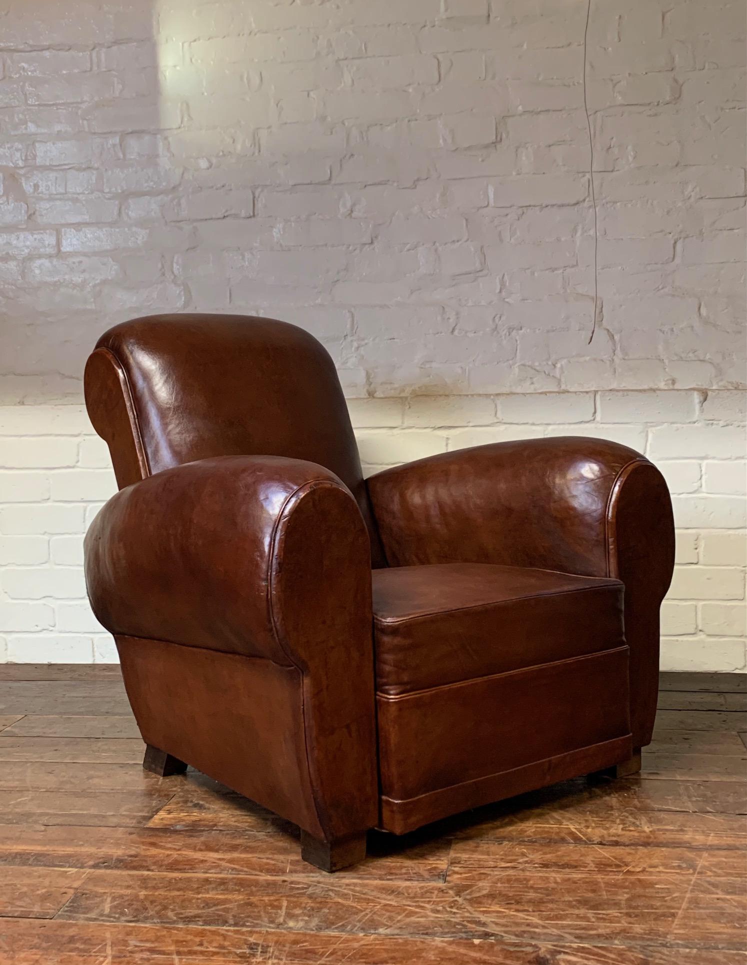 Magnifique fauteuil club en cuir français, modèle Gang-box en havane profond, circa 1940's en vente 7