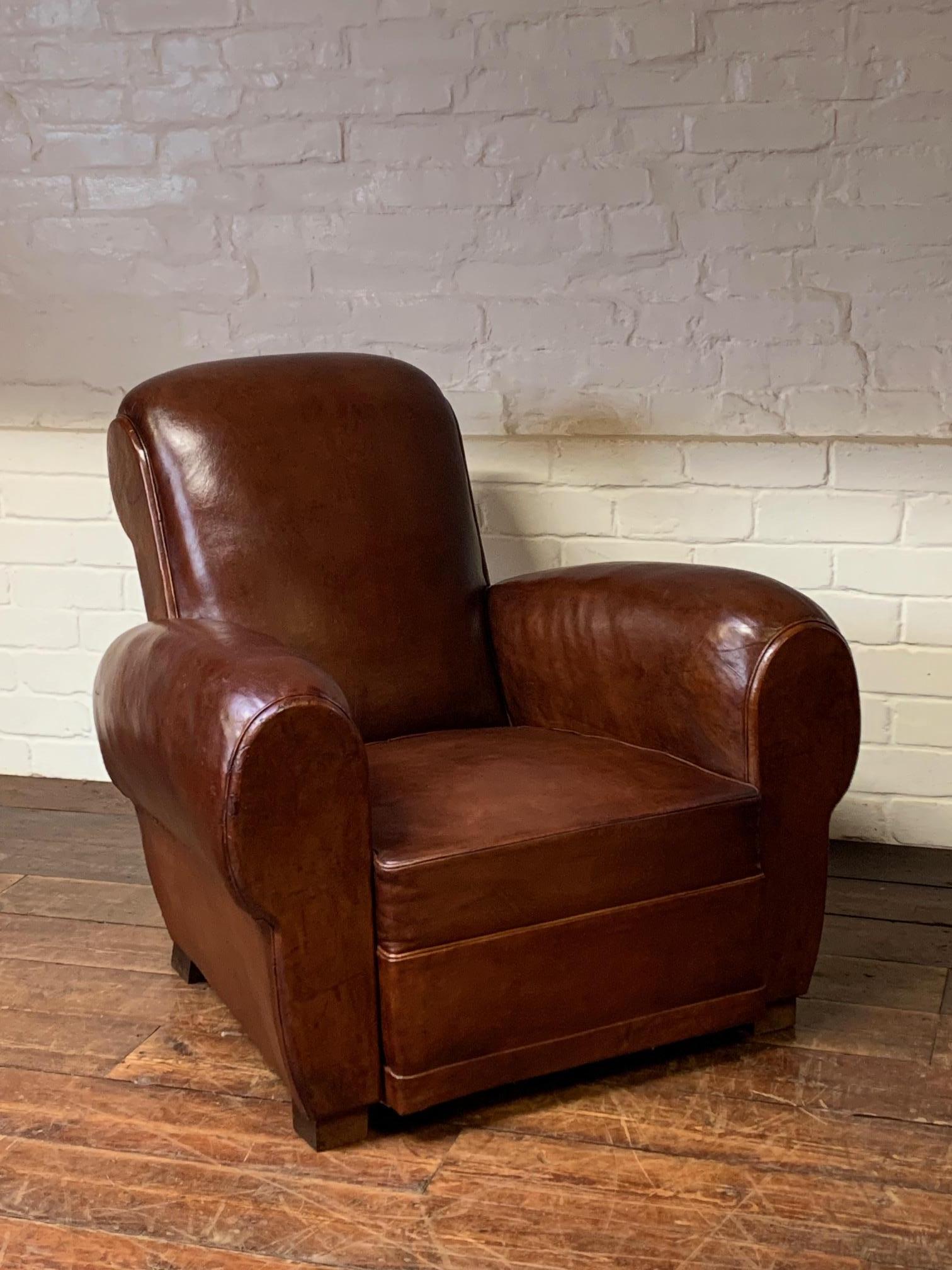 Magnifique fauteuil club en cuir français, modèle Gang-box en havane profond, circa 1940's

Ce très beau fauteuil club en cuir de grande taille et bien proportionné, d'un brun havane profond, est une très belle chose. Son assise profonde et ses