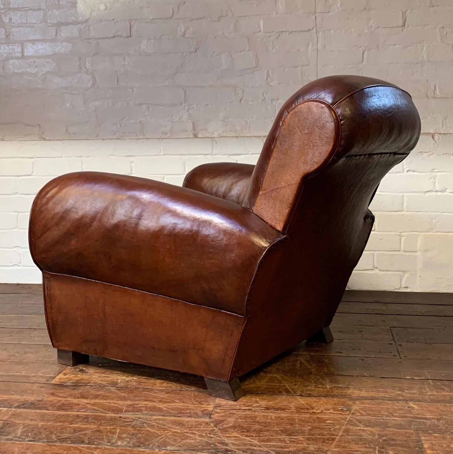 Art déco Magnifique fauteuil club en cuir français, modèle Gang-box en havane profond, circa 1940's en vente