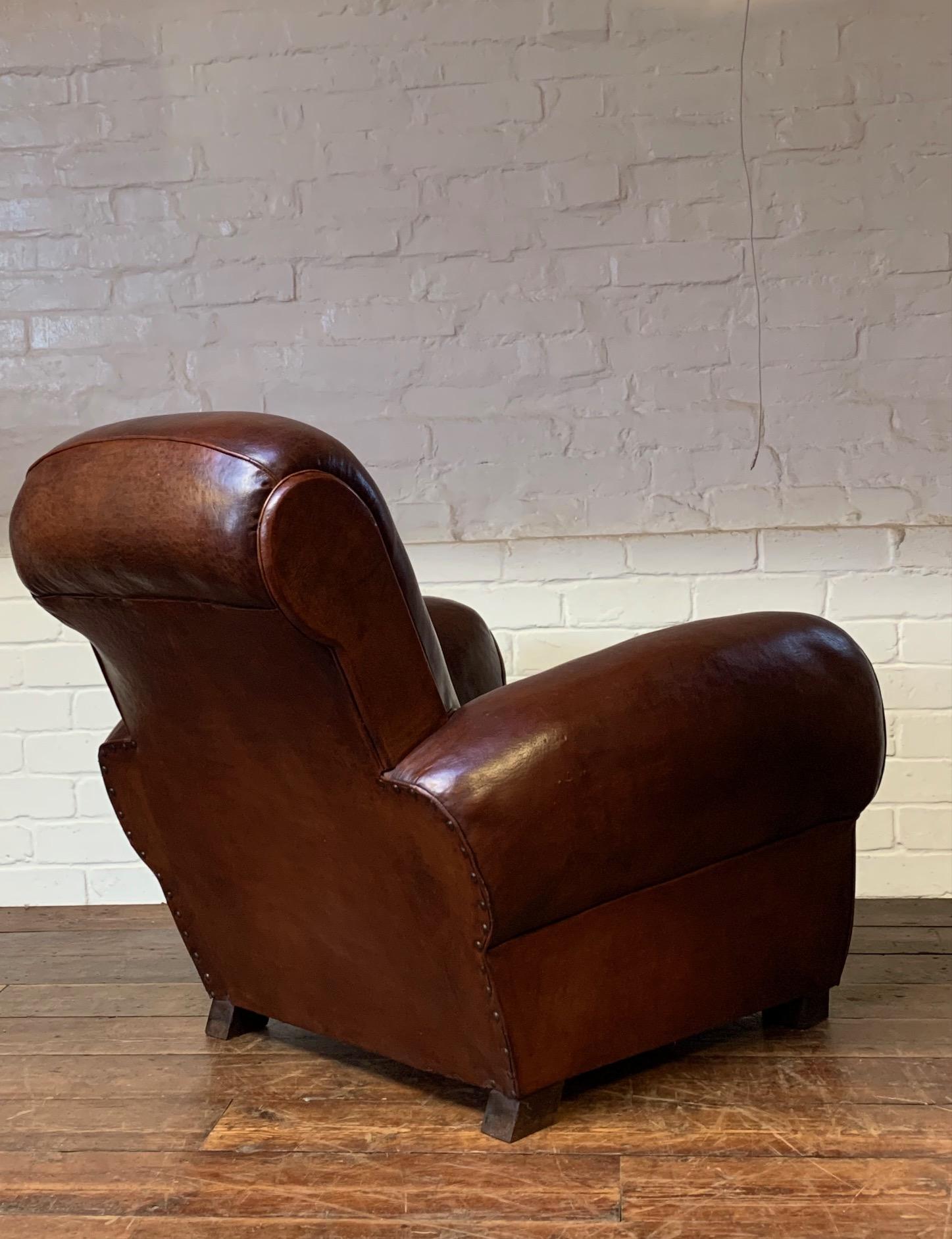 Français Magnifique fauteuil club en cuir fran�çais, modèle Gang-box en havane profond, circa 1940's en vente
