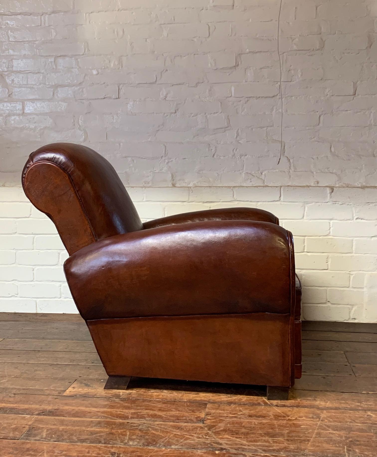 Magnifique fauteuil club en cuir français, modèle Gang-box en havane profond, circa 1940's Bon état - En vente à Hastings, GB