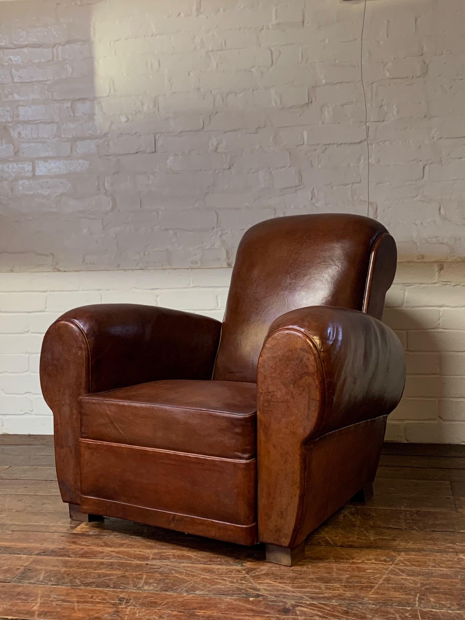 20ième siècle Magnifique fauteuil club en cuir français, modèle Gang-box en havane profond, circa 1940's en vente
