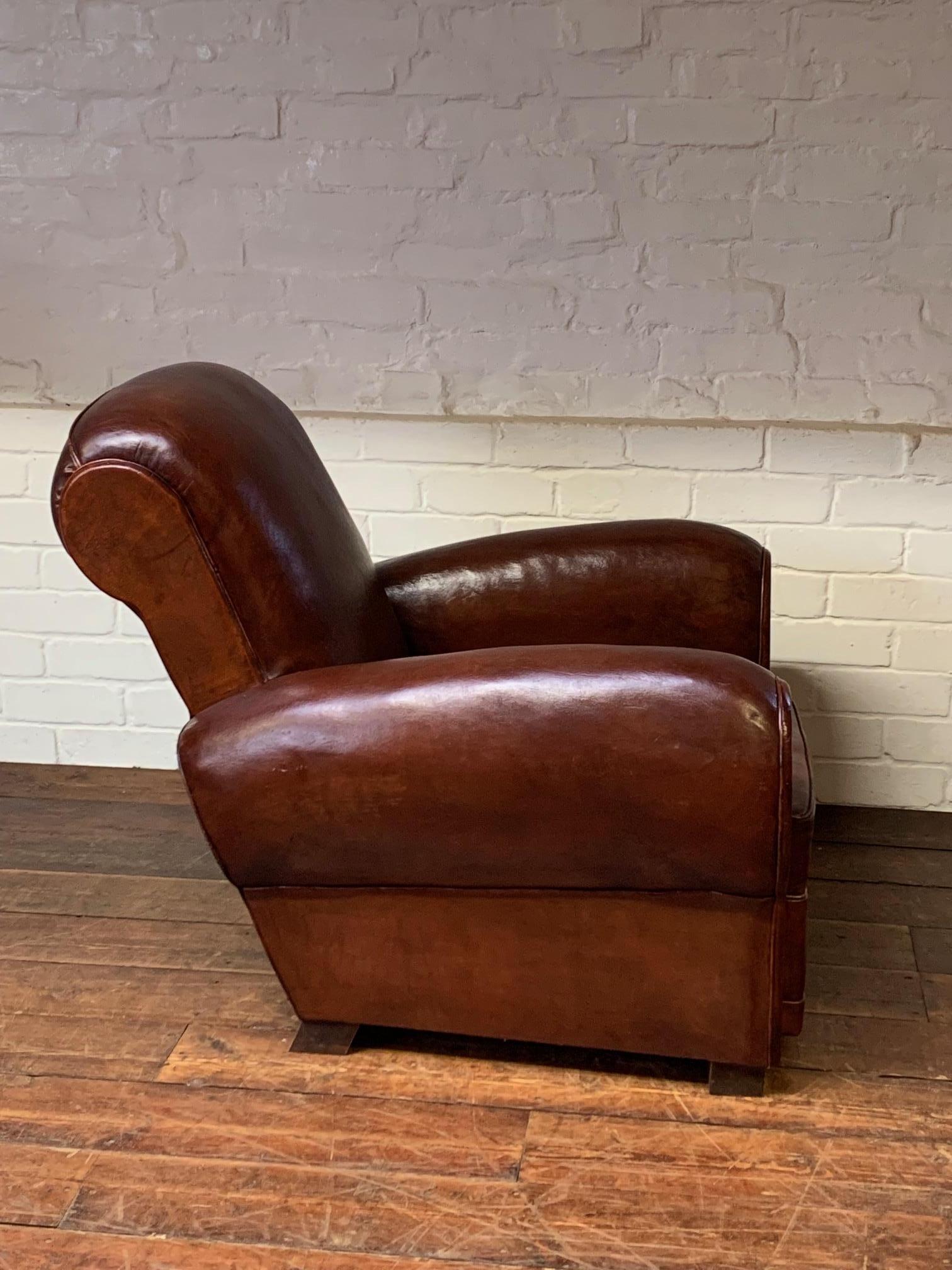 Cuir Magnifique fauteuil club en cuir français, modèle Gang-box en havane profond, circa 1940's en vente