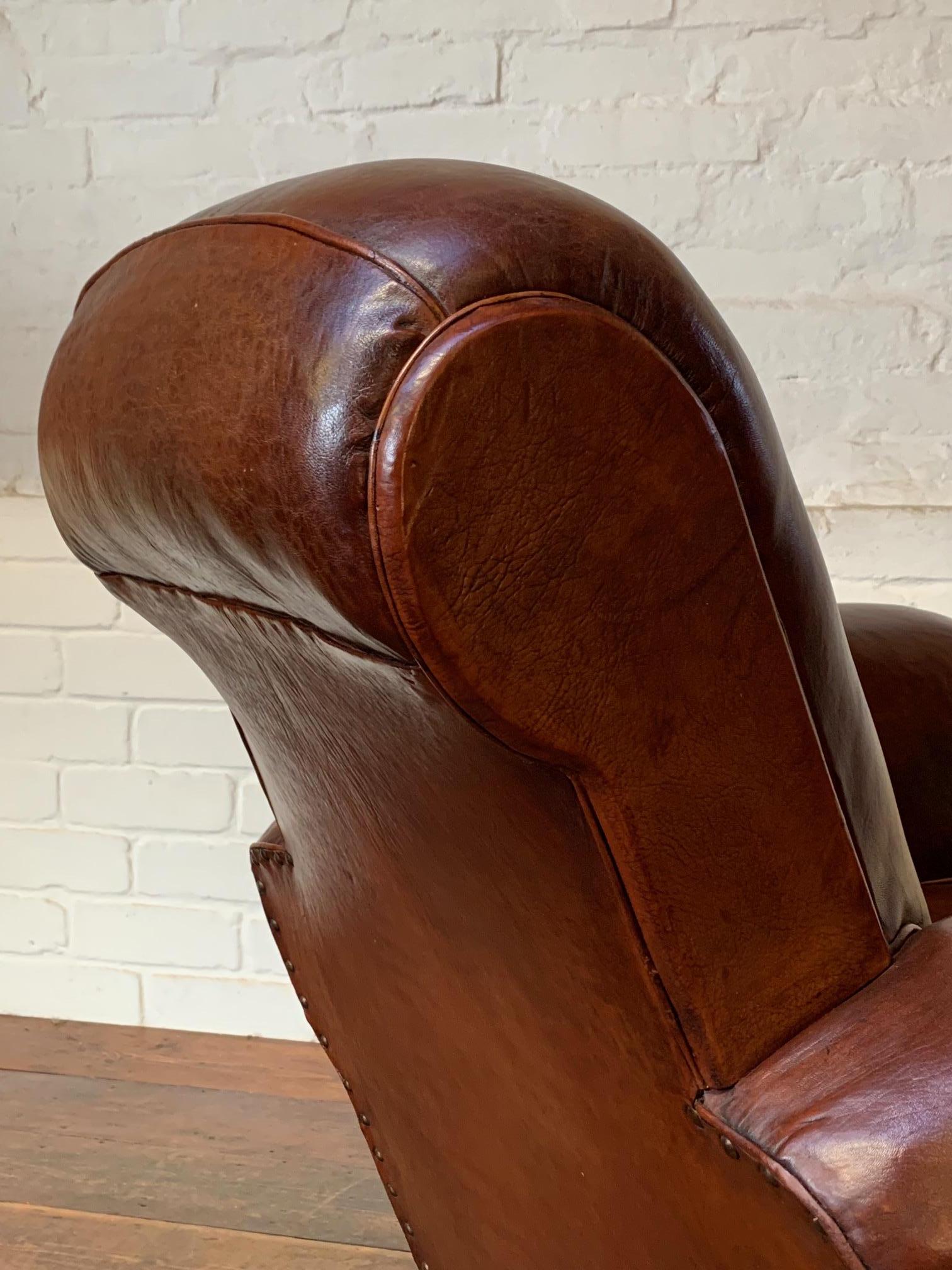 Magnifique fauteuil club en cuir français, modèle Gang-box en havane profond, circa 1940's en vente 1