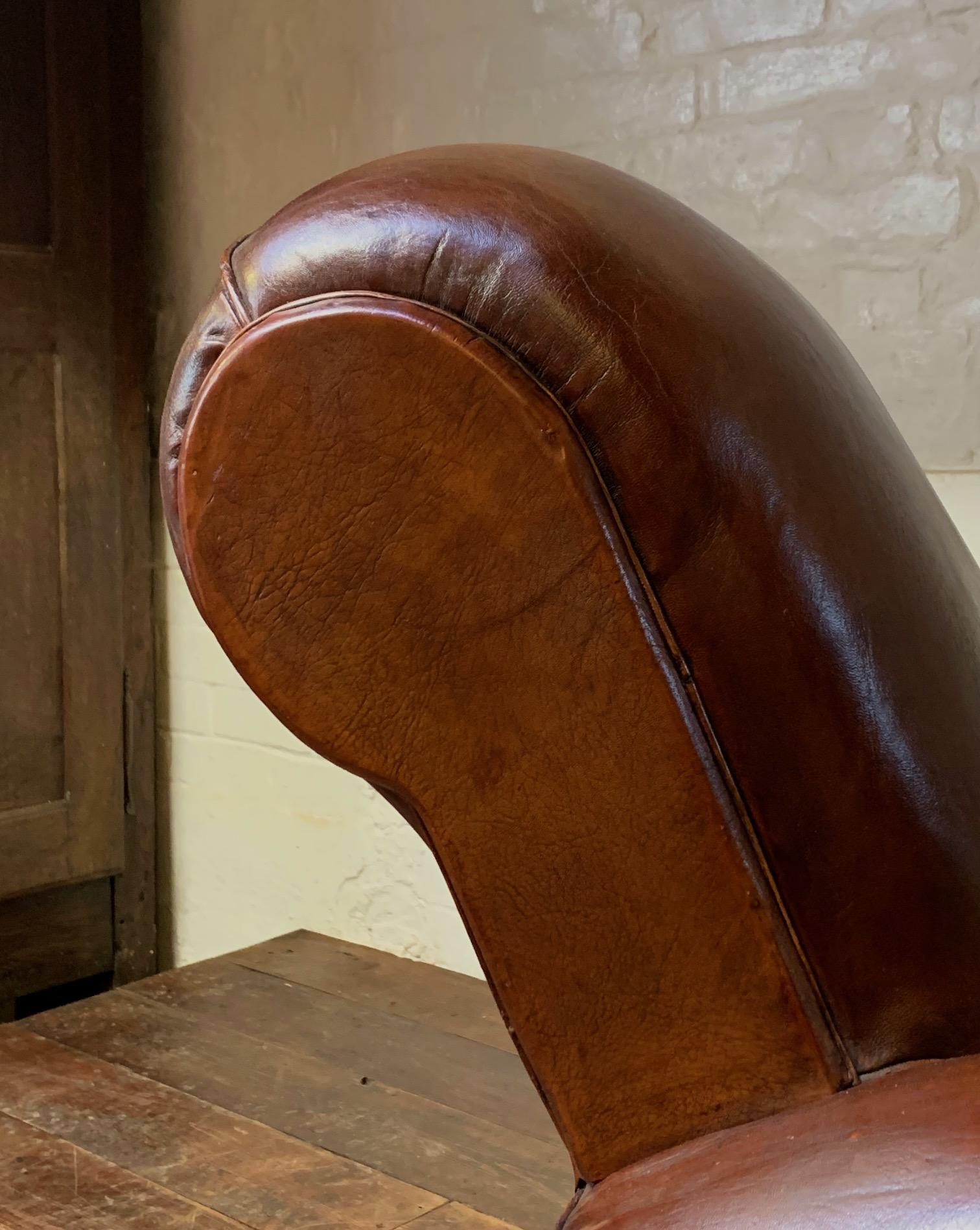 Magnifique fauteuil club en cuir français, modèle Gang-box en havane profond, circa 1940's en vente 2