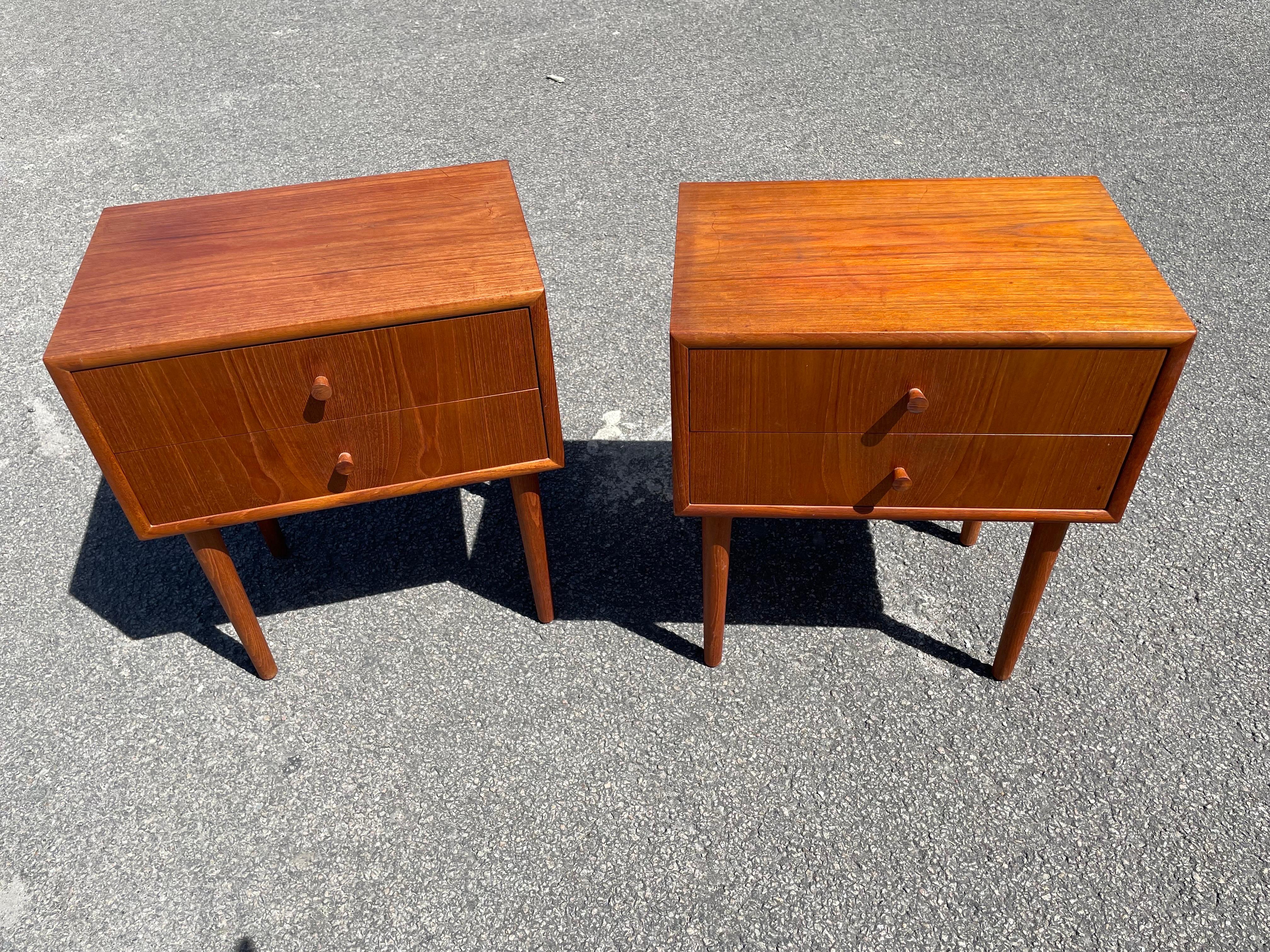 A set of teak nightstands with spacious drawers. Straight up high quality Danish design from the 1960´s. Practical and smooth. Well preserved vintage bedsidetables from the golden age of scandinavian design.