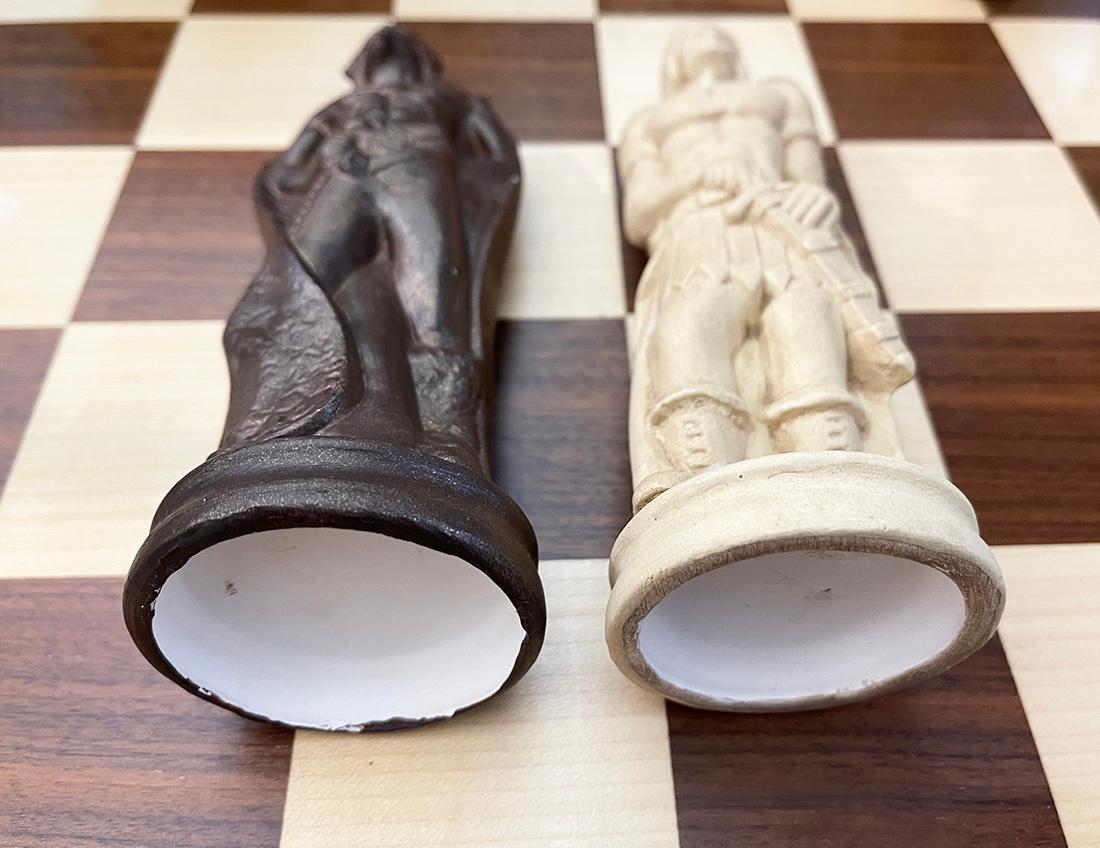 A Gothic chess set made in cast clay In Good Condition For Sale In Delft, NL