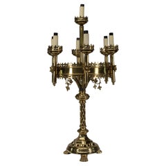 Una lampada da tavolo in ottone di epoca gotica