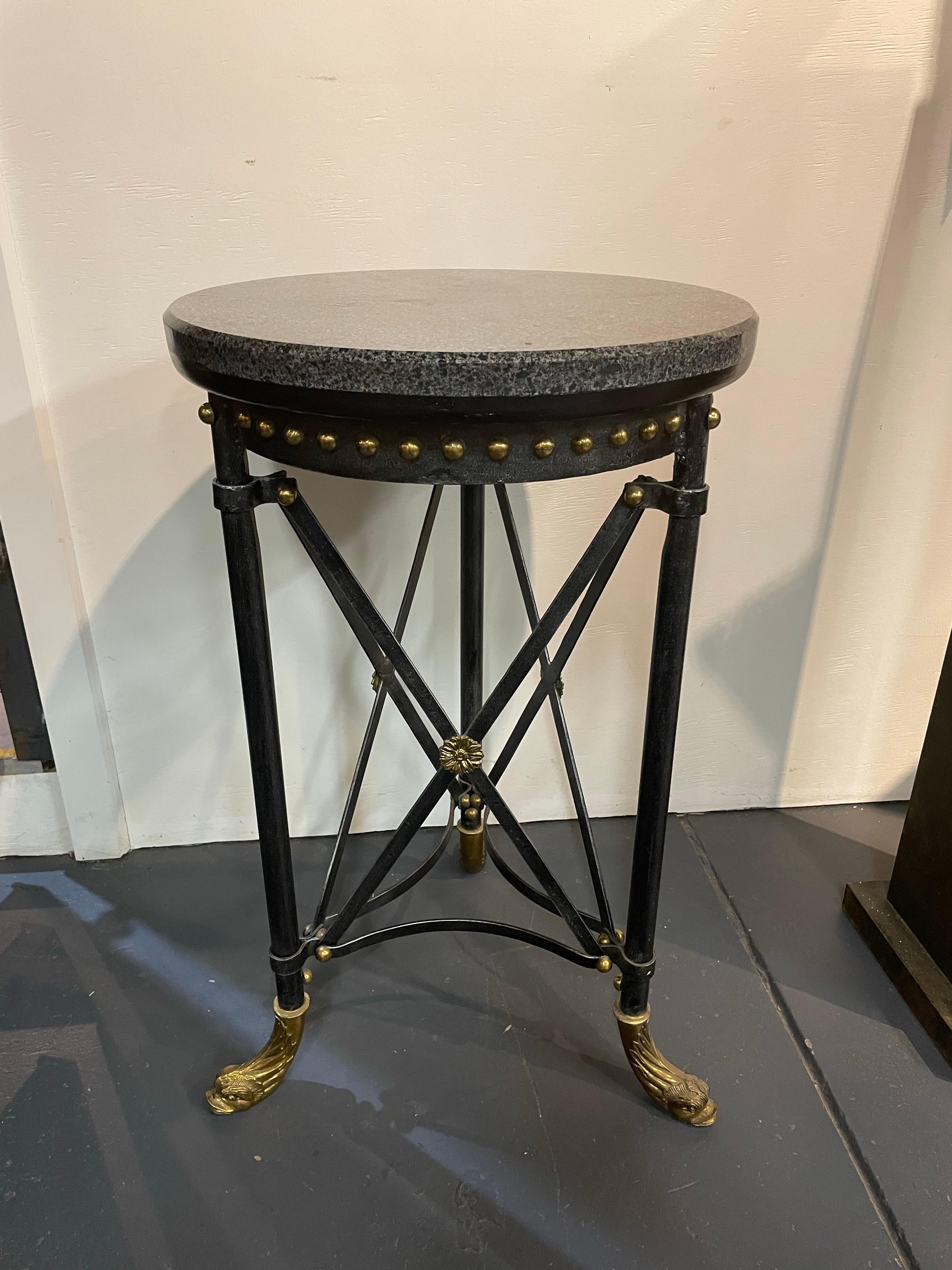 Ein neugotischer Beistelltisch mit Marmorplatte

Wohnkultur und Innenarchitektur.

Provenienz: Private Melbourne Collection'S.

Dimension:
Höhe: 76 cm.
Durchmesser: 46 cm.