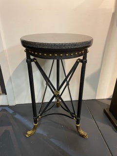 Mesa auxiliar de mármol de estilo gótico, finales del siglo XX