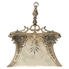 Vassoio per briciole in ottone massiccio in stile gotico revival con teste di tigri e decori floreali
