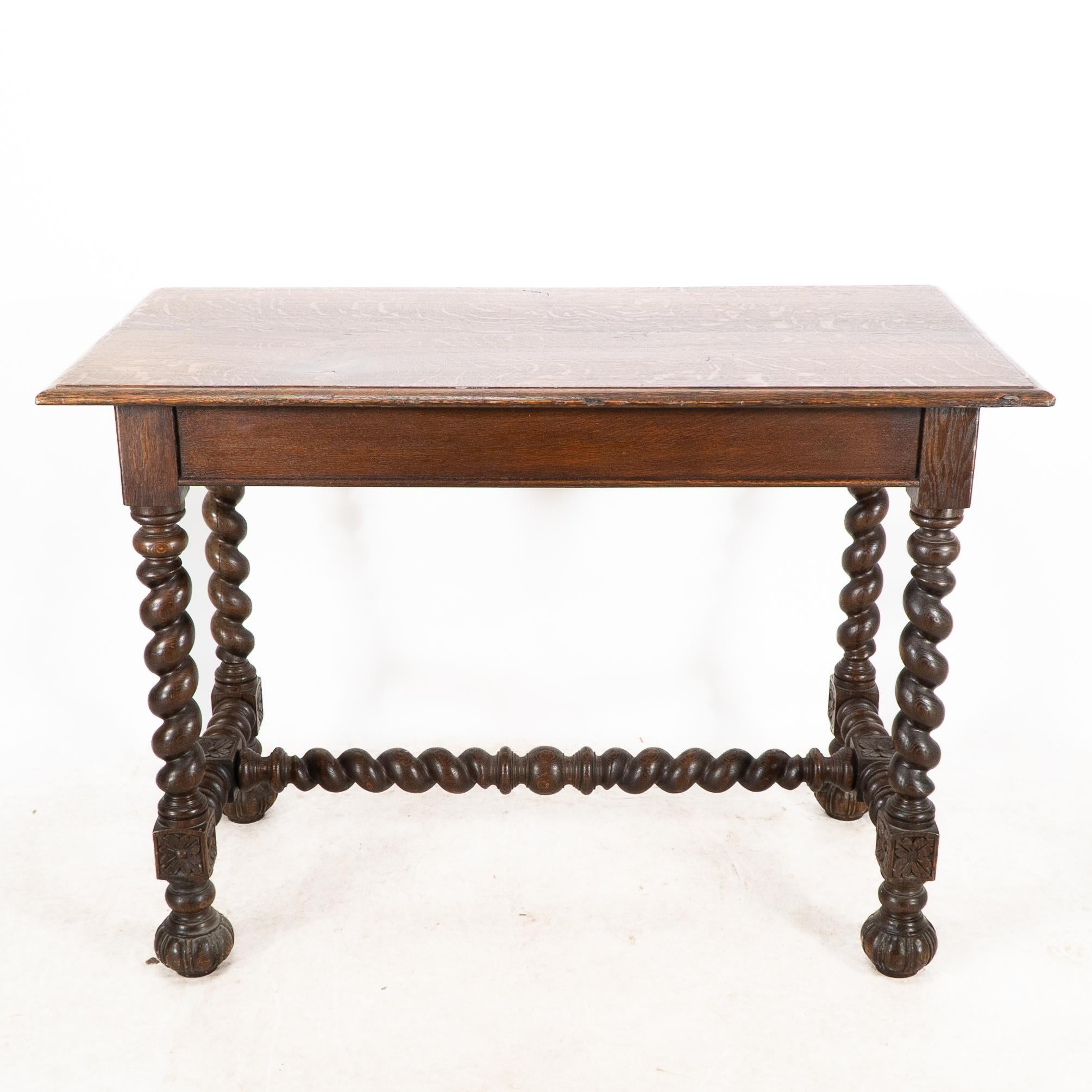 Mesa de centro o recibidor de roble aserrado en cuartos, de estilo renacimiento gótico, con florones tallados en los bloques que se unen al bastidor en H sobre pies de bola aplastados y un maravilloso veteado silvestre.