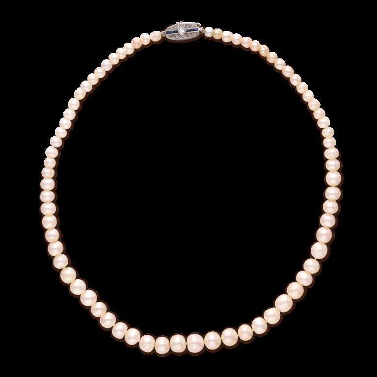 Ein abgestufter Perlenstrang mit einer Schließe aus Diamanten und Saphiren.
 - Perlen mit Größenabstufungen von ca. 3,6 - 7,2 mm
 - Diamanten mit einem Gesamtgewicht von etwa 0,20 Karat
 - Saphire mit einem Gesamtgewicht von etwa 0,20 Karat
 -