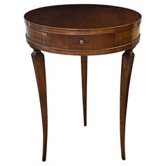 Une gracieuse table d'appoint circulaire de style néoclassique italien en bois de hêtre à un seul tiroir