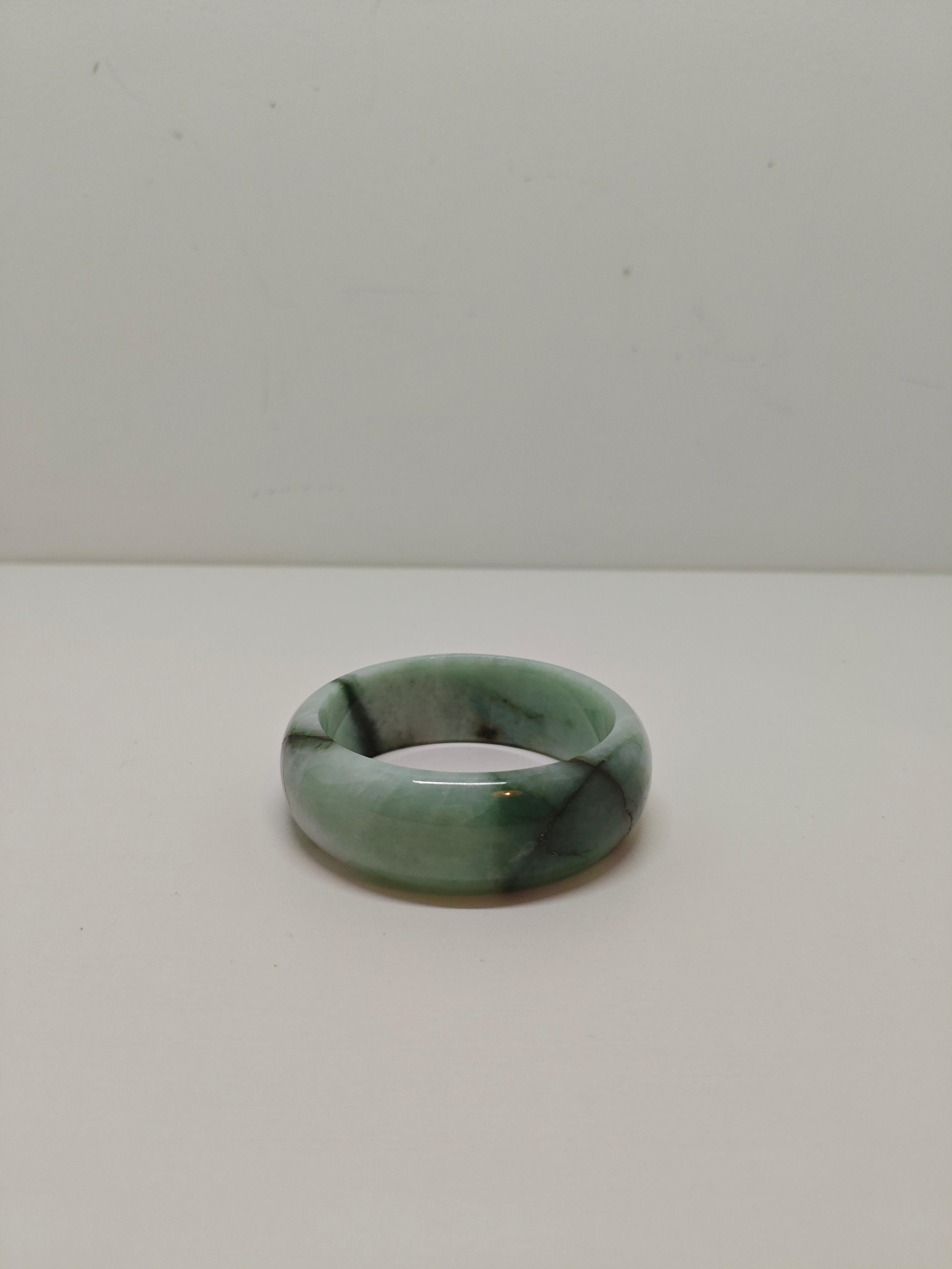 Exuda sofisticación atemporal con este Brazalete Grueso de Mármol Verde Feicui de Grado A, una pieza atrevida pero elegante que celebra la belleza natural y la artesanía. Este brazalete, de un intenso tono verde con fascinantes vetas marmóreas, está