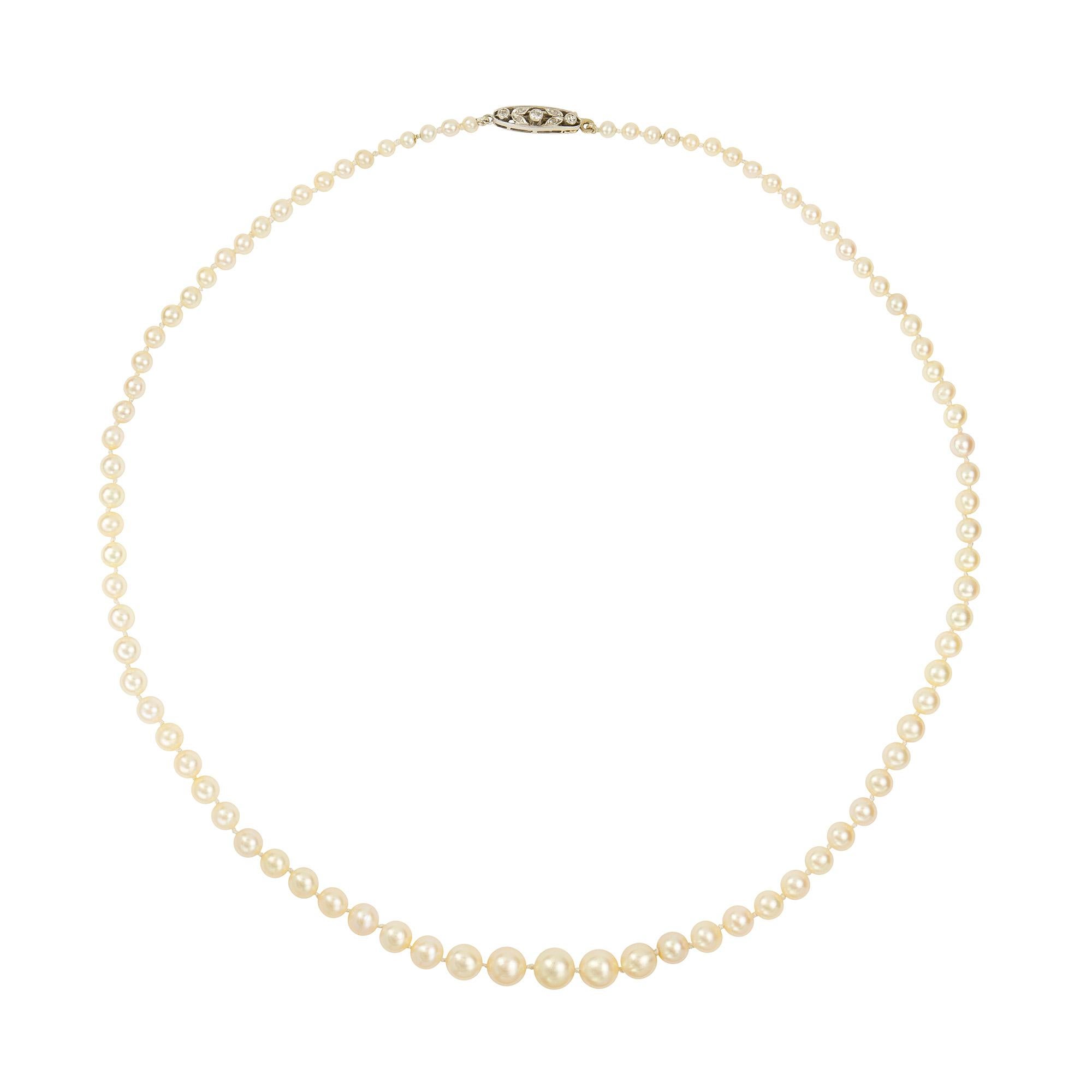 Collier de perles naturelles, composé de quatre-vingt-huit perles naturelles graduées allant de 3,25 mm de diamètre à 7,8 mm, avec certificat EE, avec fermoir feuillagé serti de diamants et chaîne de sécurité, vers 1910. 
Poids brut 17,28