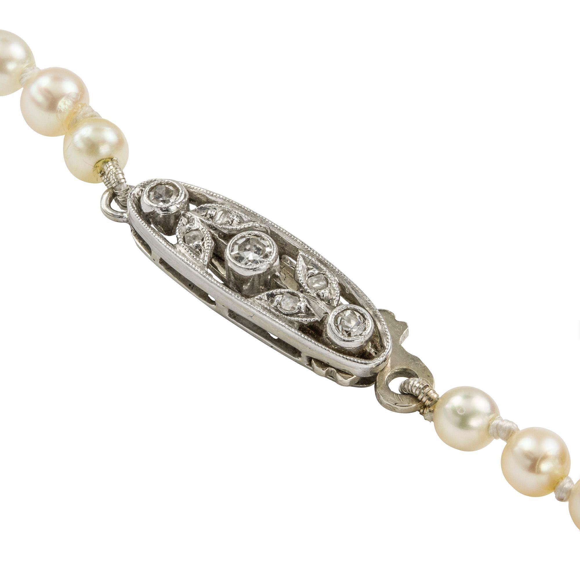 Perle Collier de perles naturelles graduées avec fermoir serti de diamants en vente