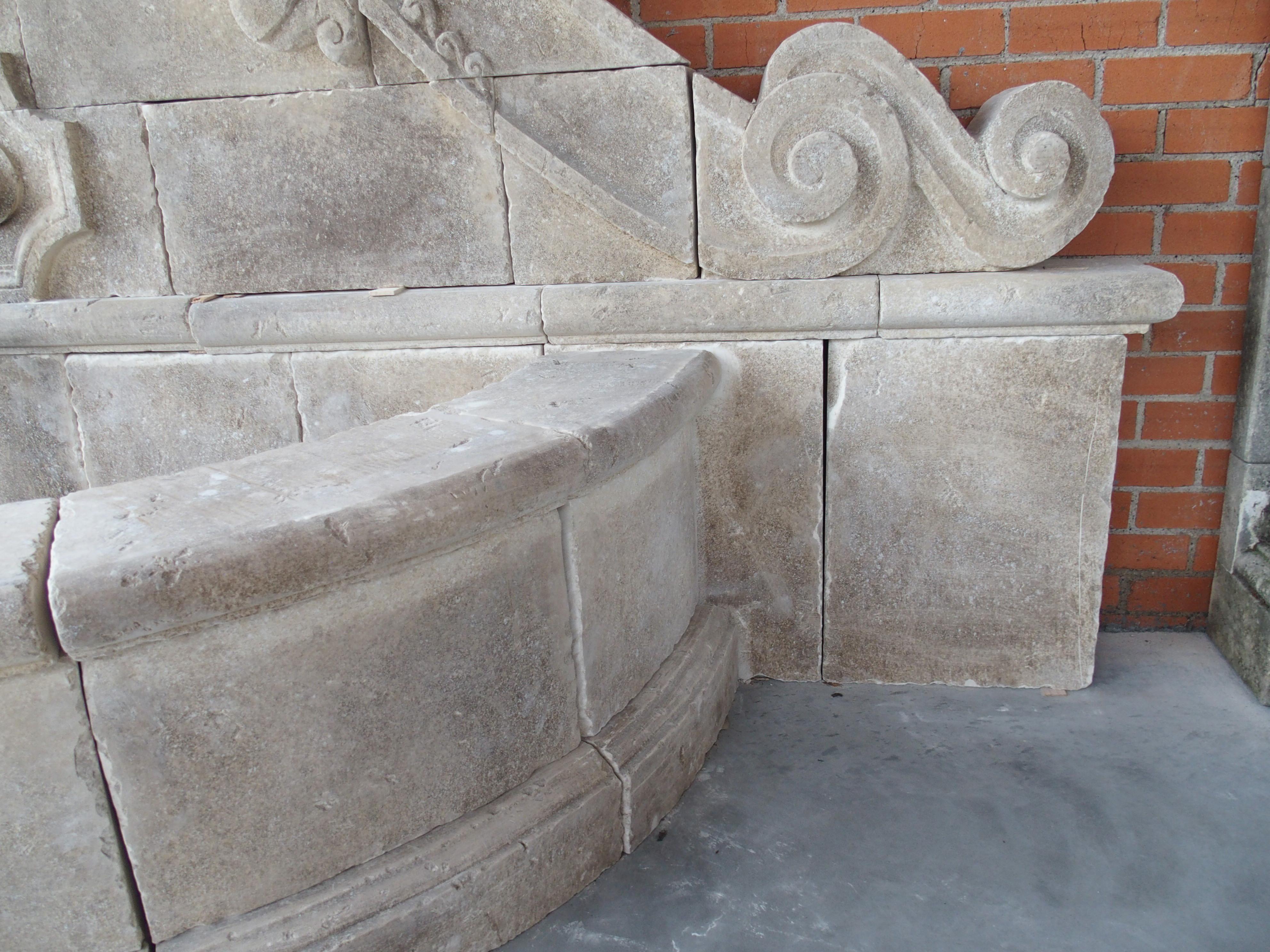 Eine große geschnitzte Kalkstein 2-Auslauf italienischen Villa Wandbrunnen mit gewölbten Becken im Angebot 8