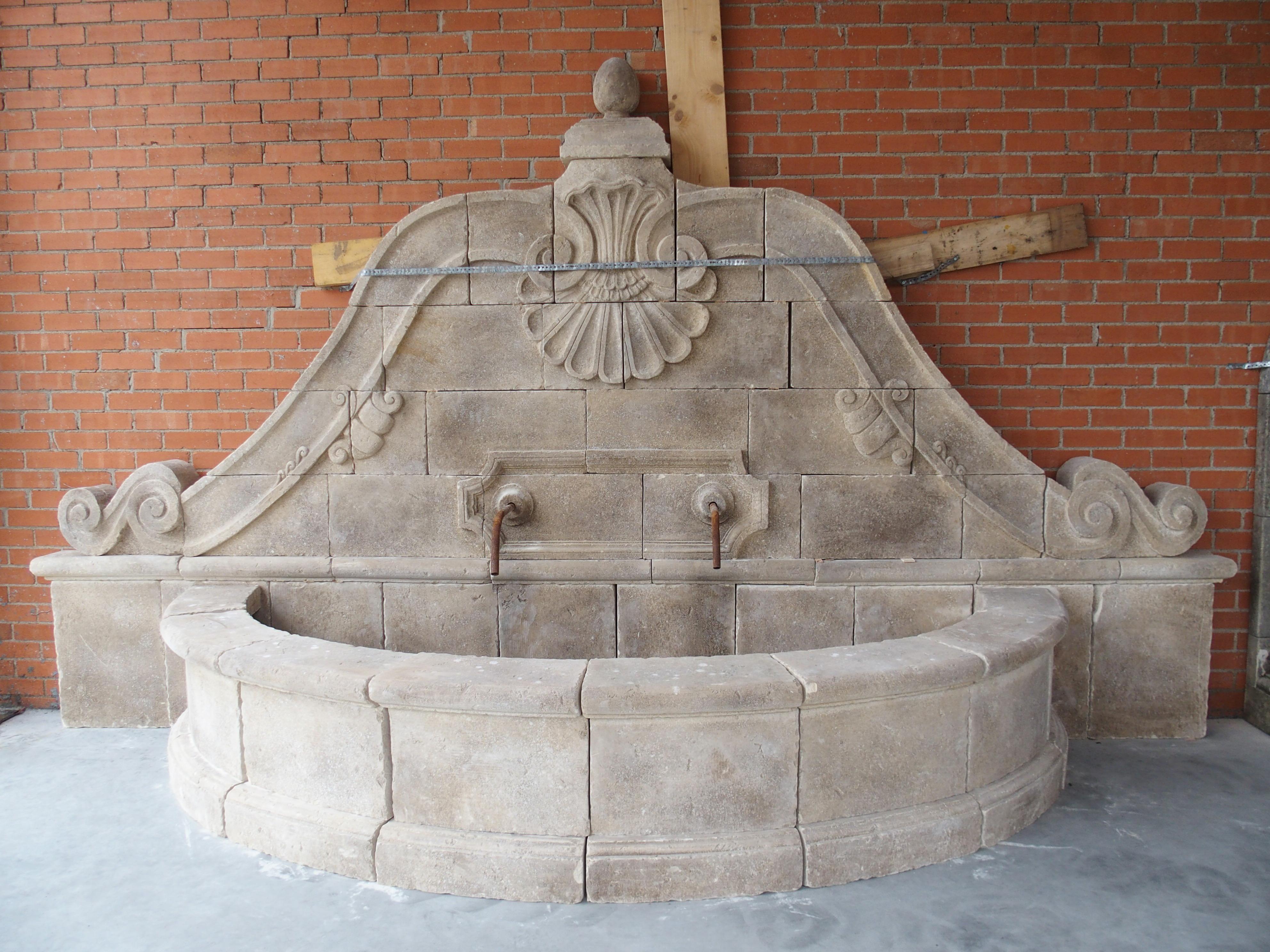 Eine große geschnitzte Kalkstein 2-Auslauf italienischen Villa Wandbrunnen mit gewölbten Becken im Angebot 11