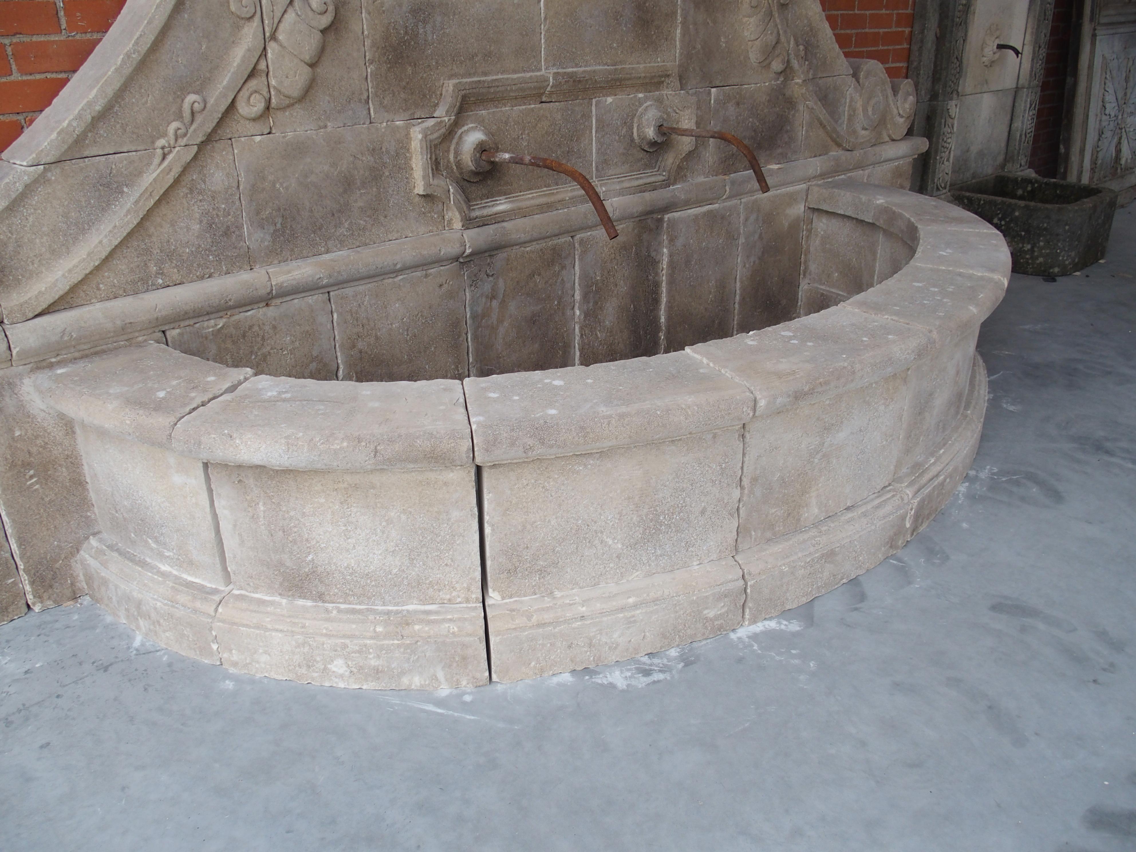 Eine große geschnitzte Kalkstein 2-Auslauf italienischen Villa Wandbrunnen mit gewölbten Becken (21. Jahrhundert und zeitgenössisch) im Angebot