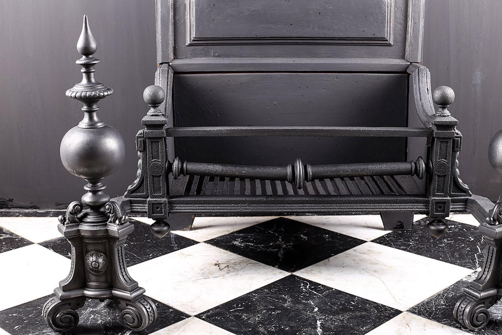 Britannique Grande grille de cheminée baroque victorienne ancienne en fonte, anglaise, datant d'environ 1830 en vente