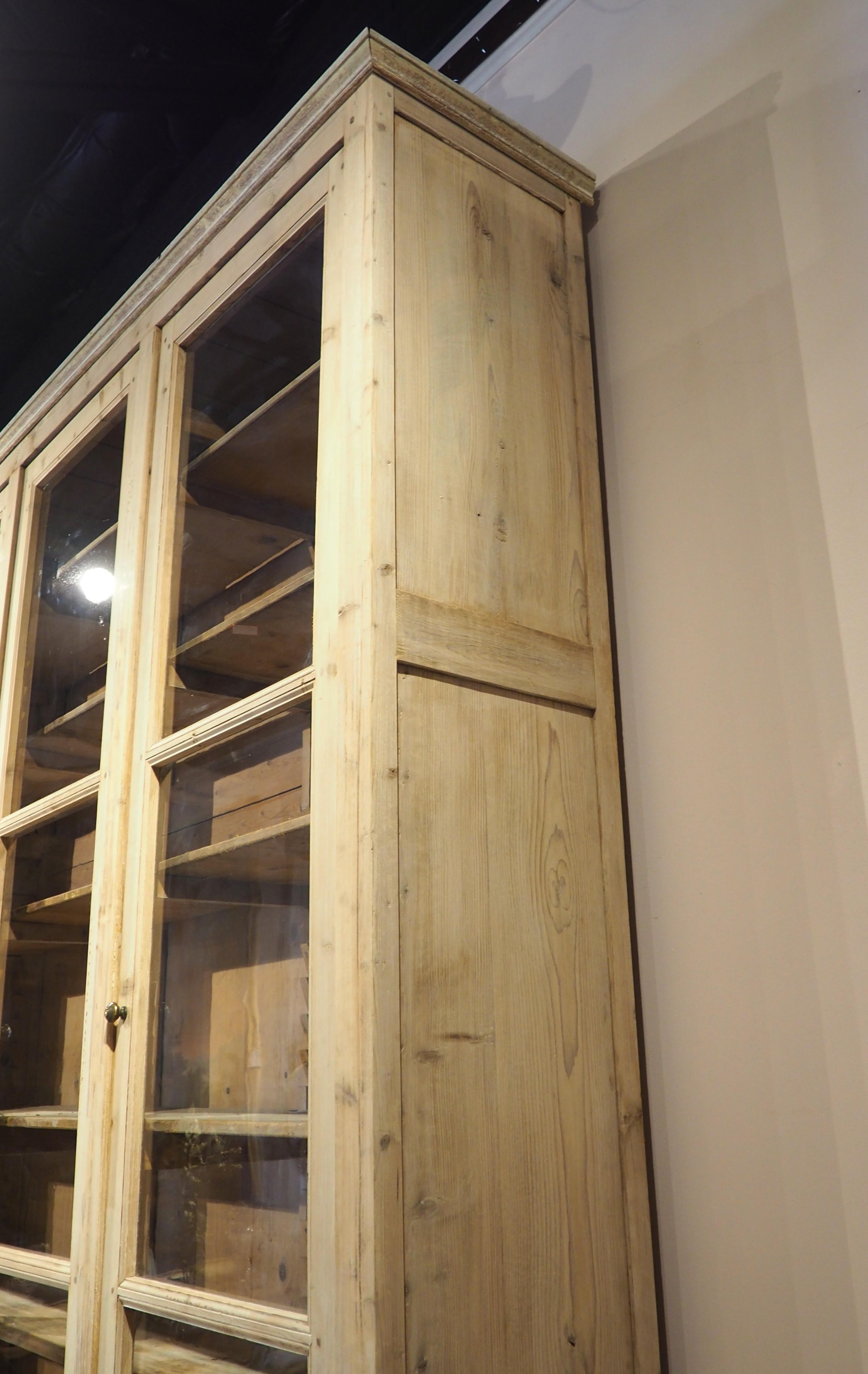 Una grande Bibliotheque Vitrine Deux Corps francese in pino sagomato, CIRCA 1900 in vendita 4