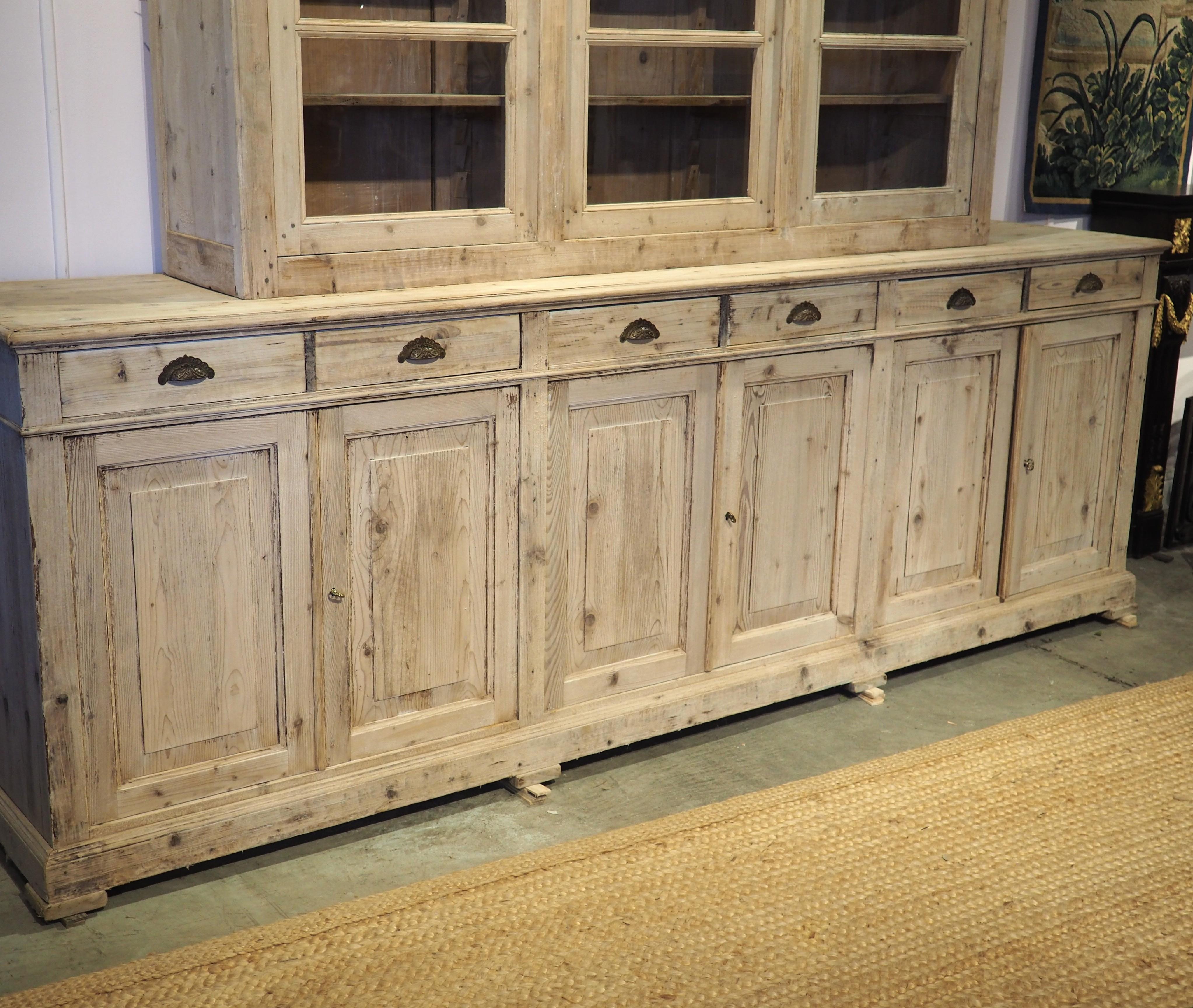 Una grande Bibliotheque Vitrine Deux Corps francese in pino sagomato, CIRCA 1900 in vendita 6