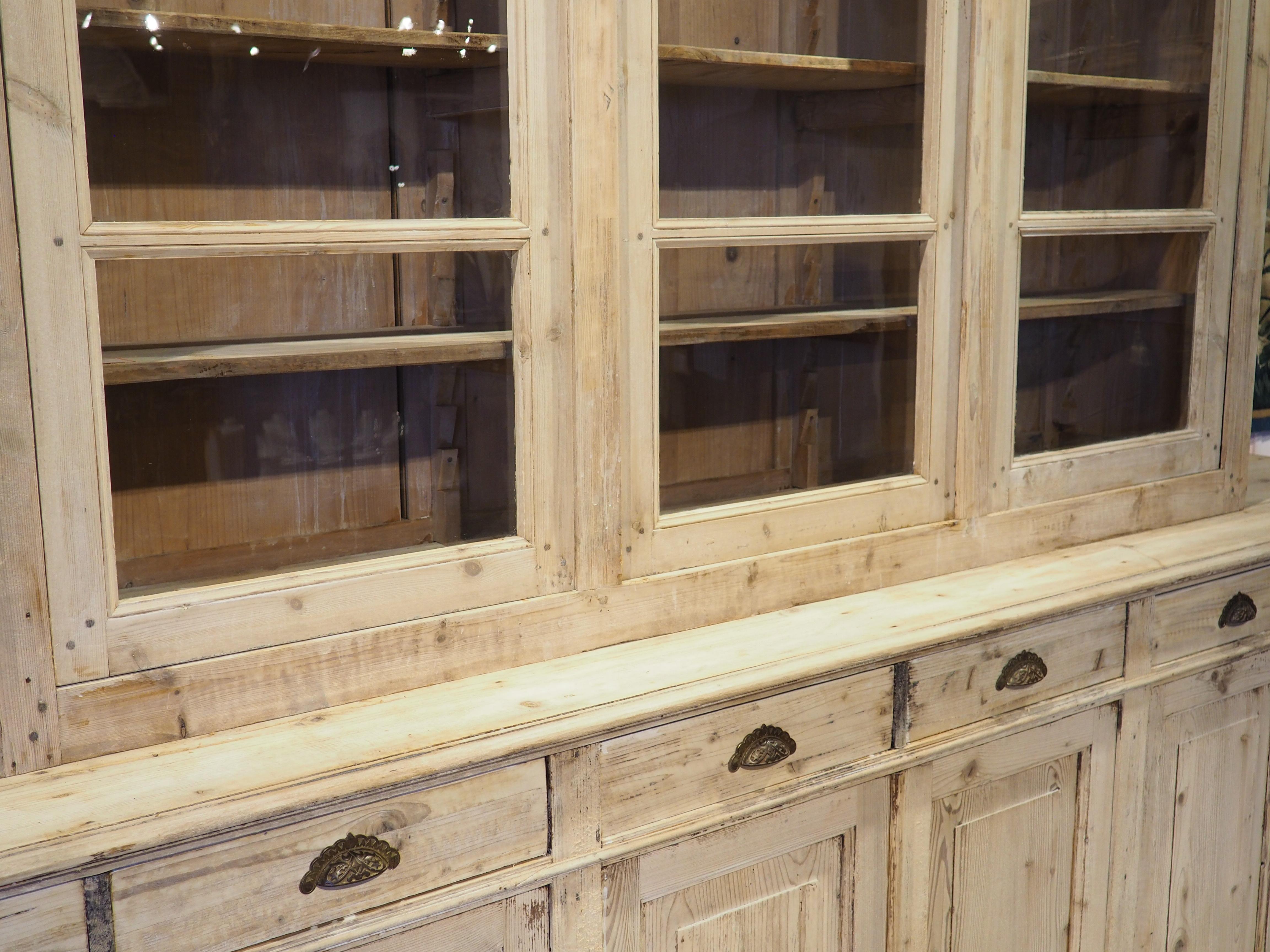 Una grande Bibliotheque Vitrine Deux Corps francese in pino sagomato, CIRCA 1900 in vendita 8