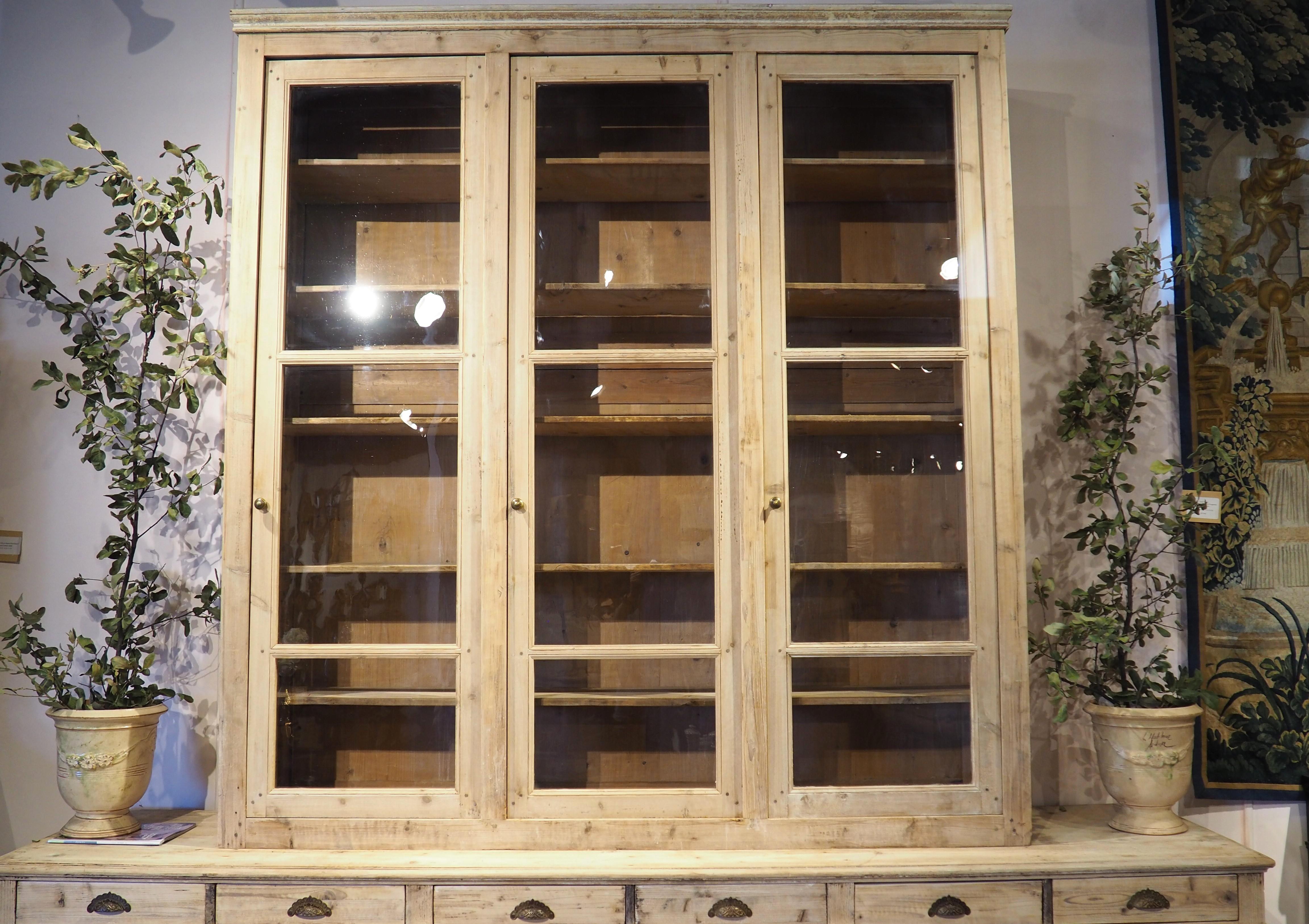 Una grande Bibliotheque Vitrine Deux Corps francese in pino sagomato, CIRCA 1900 in vendita 10