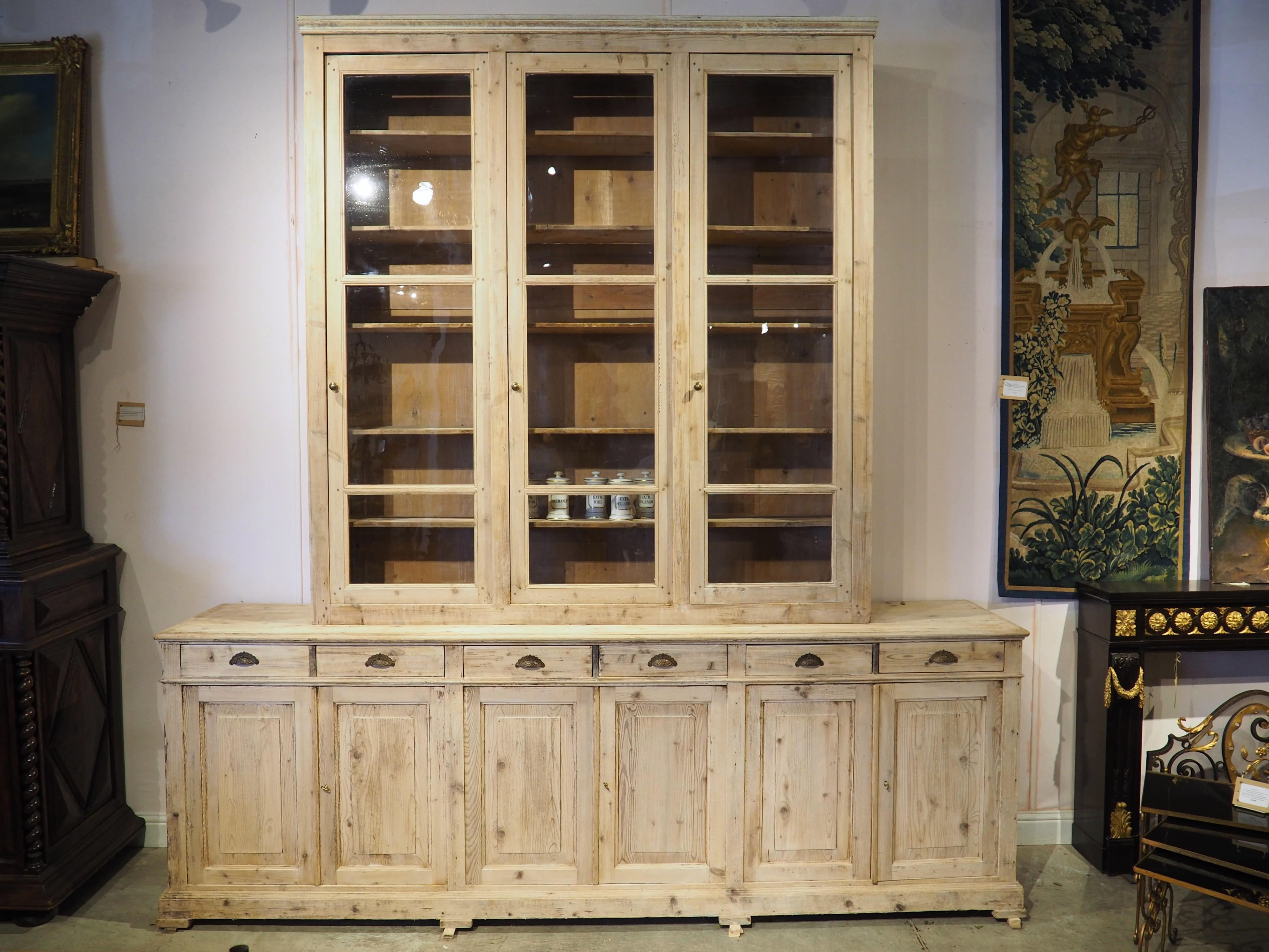 Una grande Bibliotheque Vitrine Deux Corps francese in pino sagomato, CIRCA 1900 in vendita 11