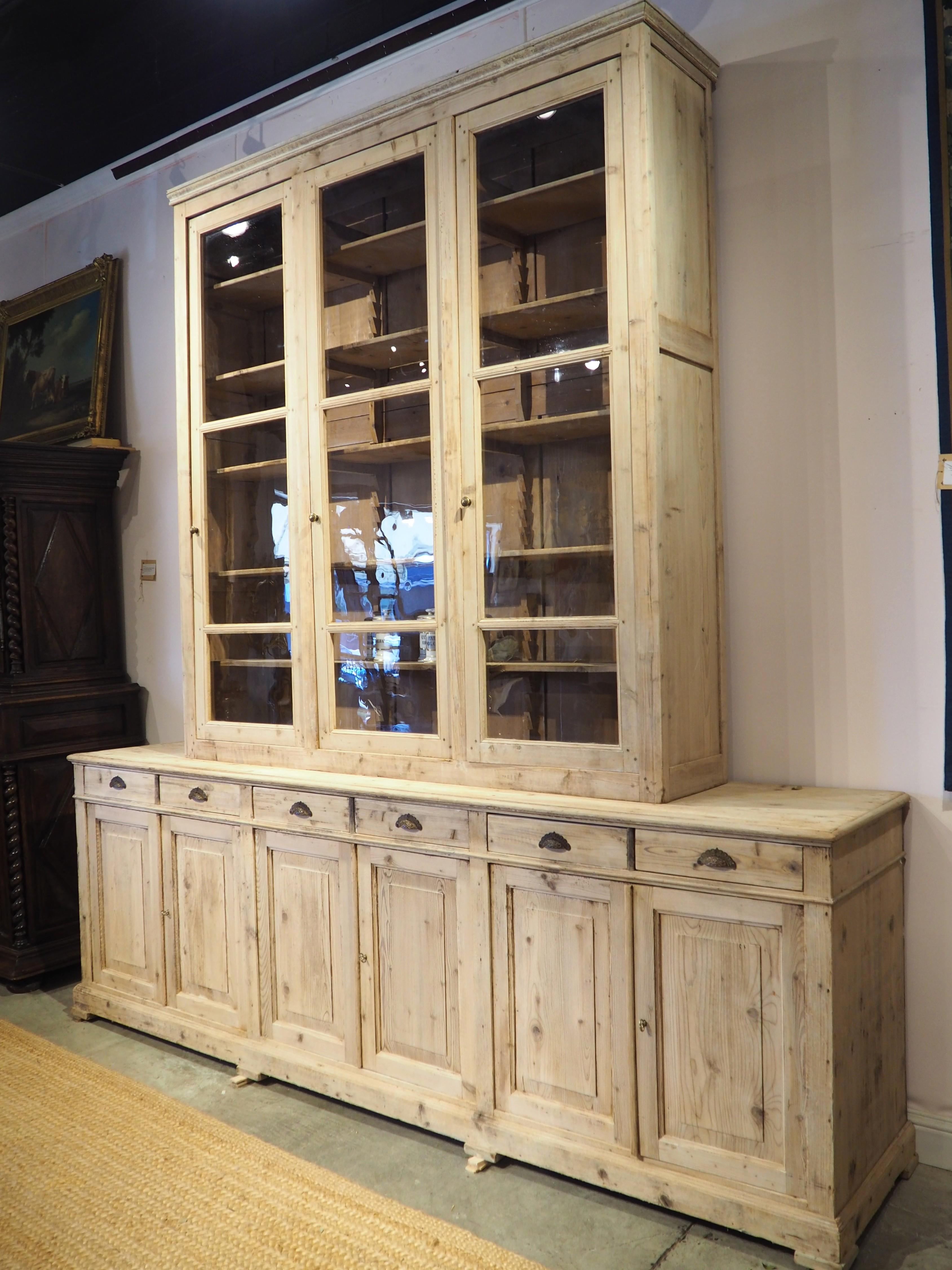 Una grande Bibliotheque Vitrine Deux Corps francese in pino sagomato, CIRCA 1900 in vendita 12