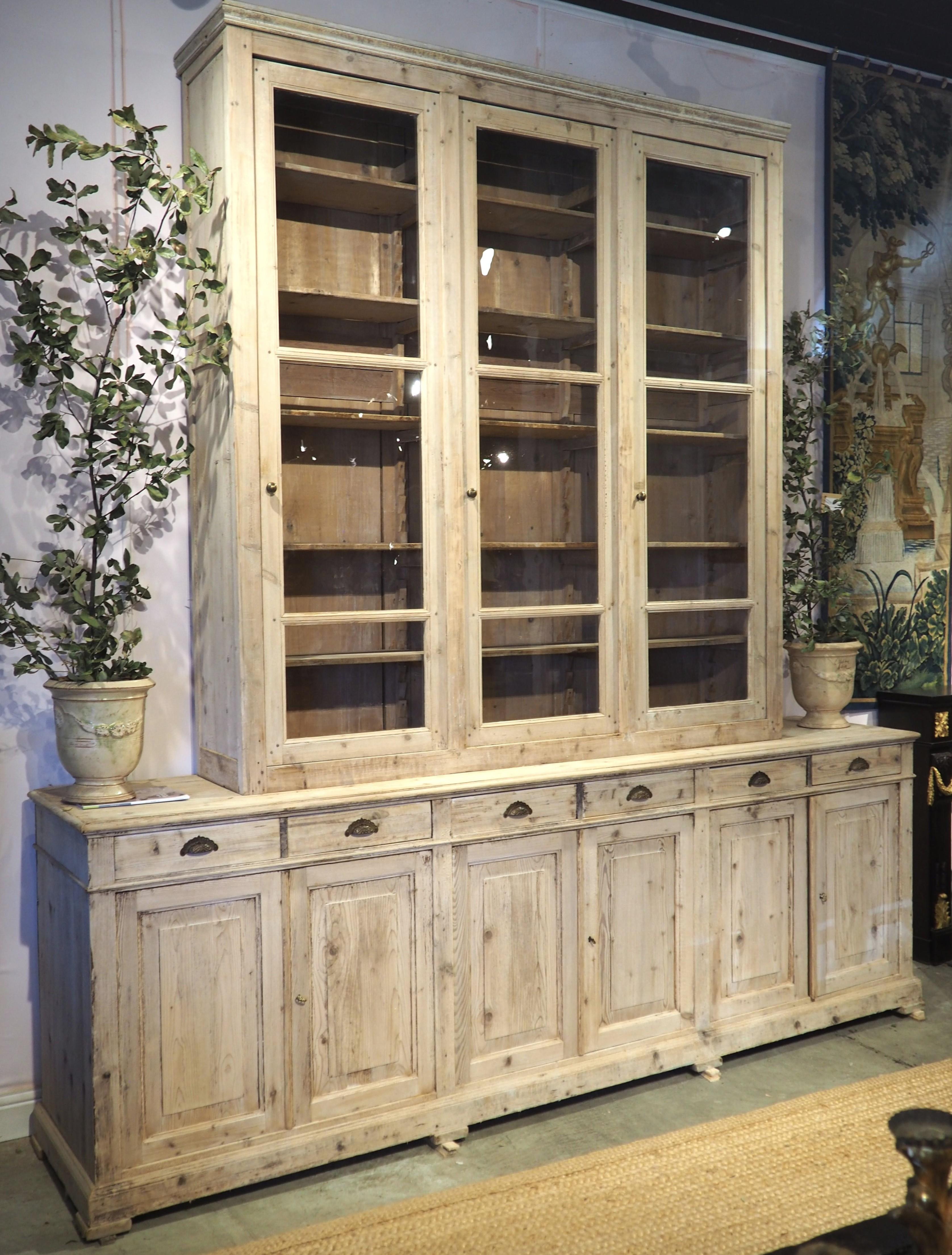 Una grande Bibliotheque Vitrine Deux Corps francese in pino sagomato, CIRCA 1900 in vendita 13