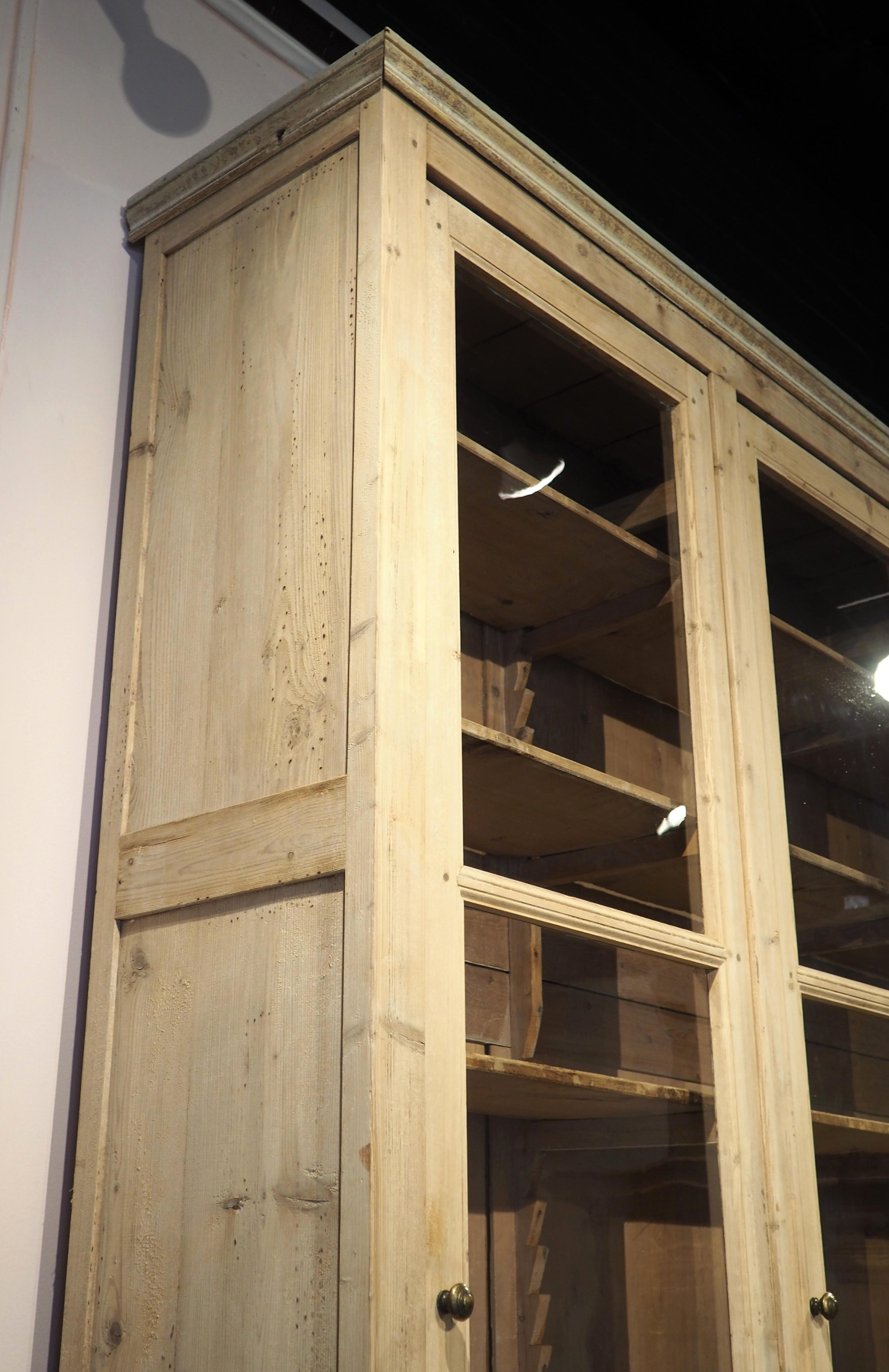 Francese Una grande Bibliotheque Vitrine Deux Corps francese in pino sagomato, CIRCA 1900 in vendita