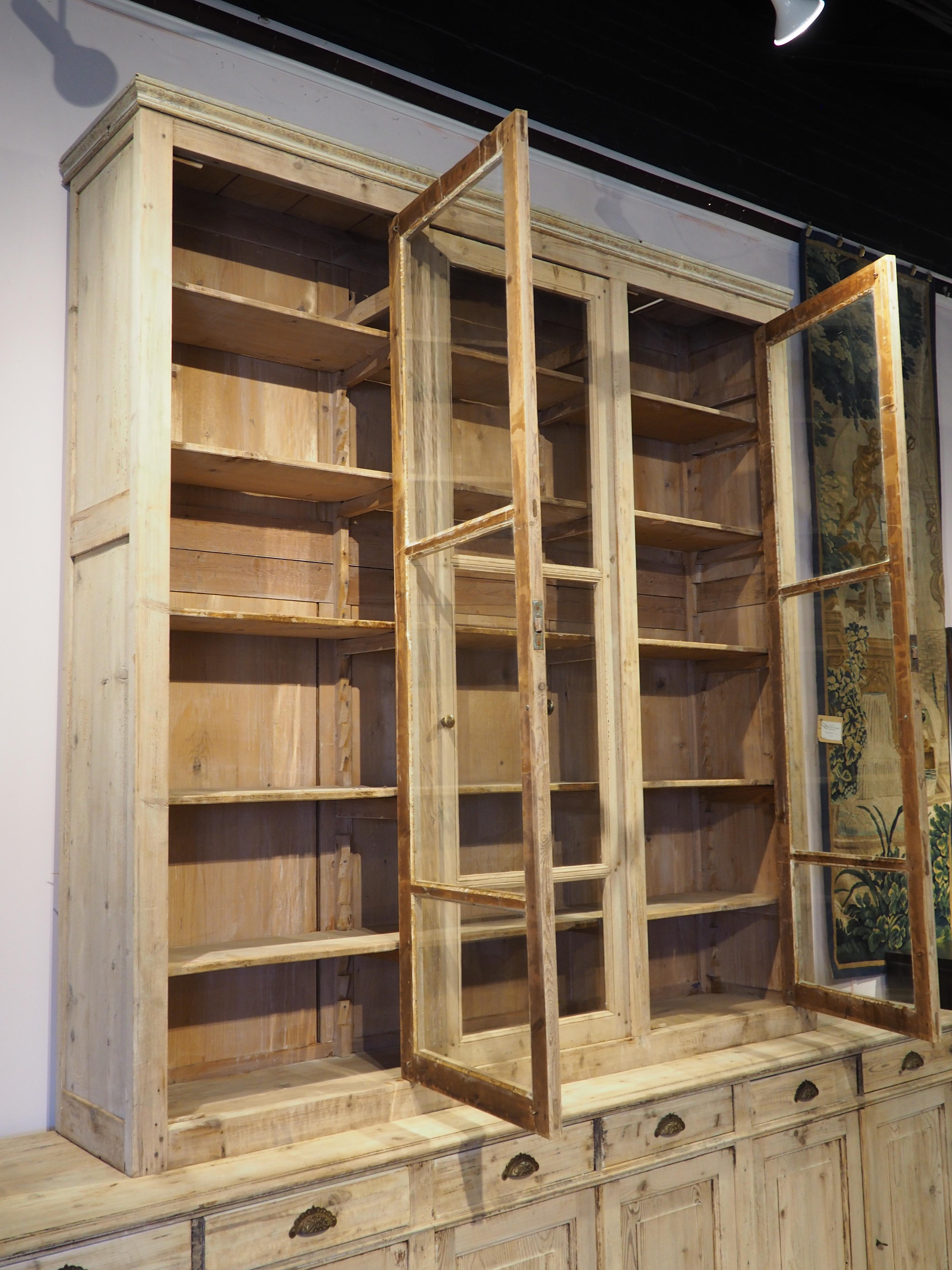 Dipinto a mano Una grande Bibliotheque Vitrine Deux Corps francese in pino sagomato, CIRCA 1900 in vendita